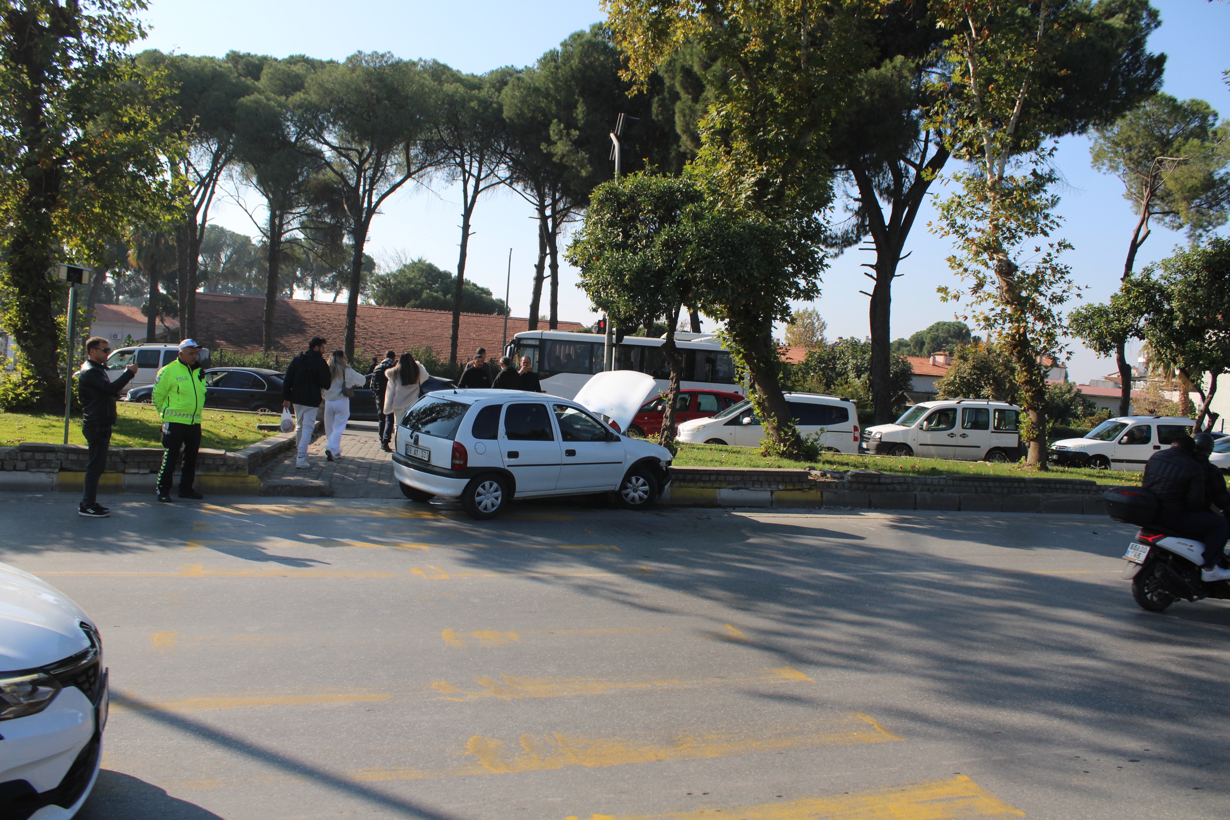 Aydın’da Ehliyetsiz Sürücü Refüje Çıktı (3)