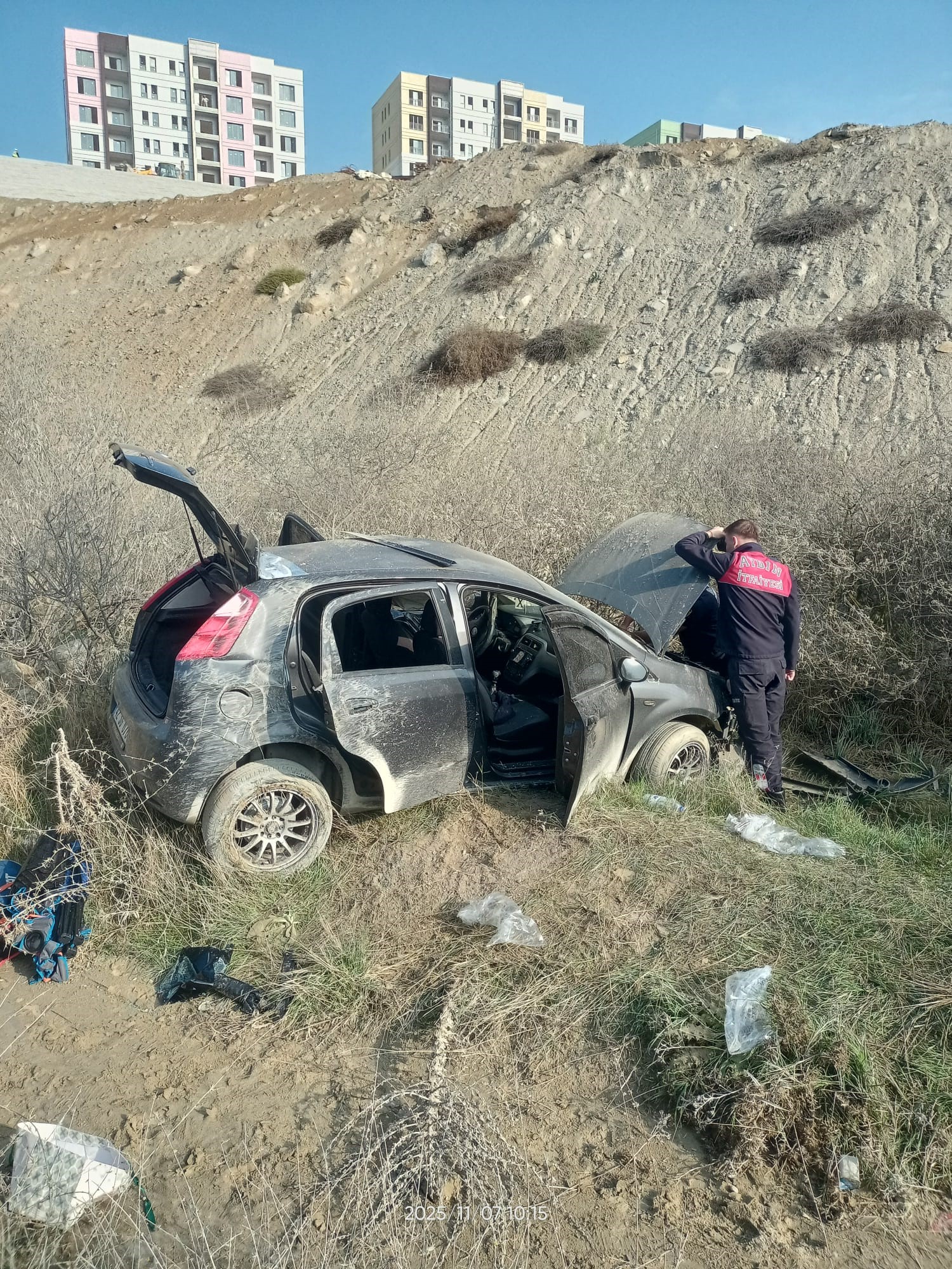 Aydın’da Feci Kaza.. Otomobil Yol Kenarına Savruldu (2)