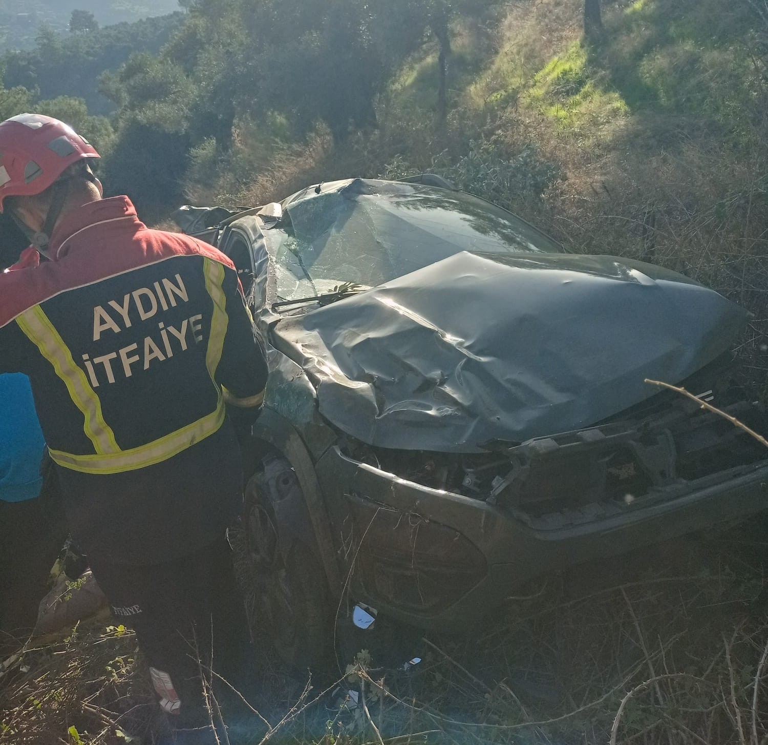Aydın’da Kadın Sürücü Uçuruma Yuvarlandı (5)