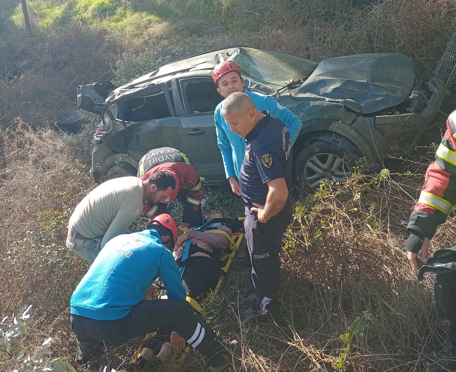 Aydın’da Kadın Sürücü Uçuruma Yuvarlandı (6)