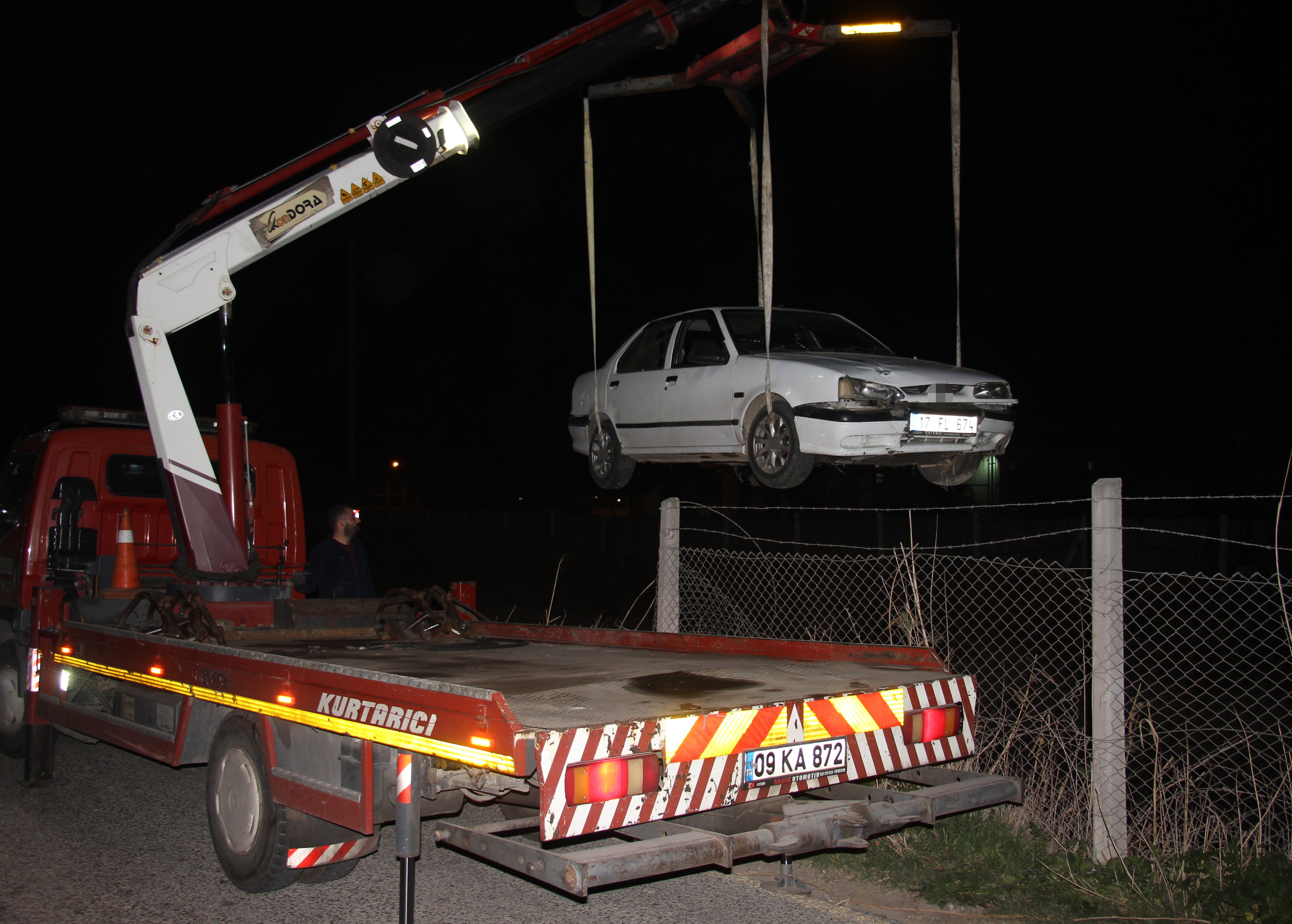 Aydın’da Otomobil Sulama Kanalına Uçtu, Içinden Şişe Şişe Alkol Çıktı (4)
