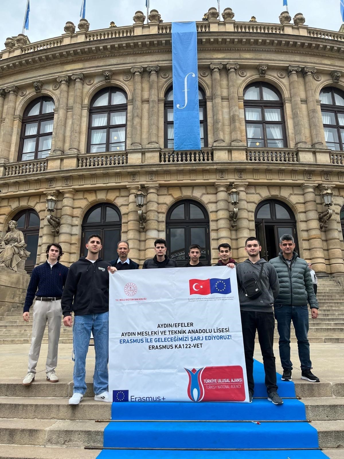 Aydınlı Liselilerden Elektrikli Araç Şarj Istasyonu Alanında Uluslararası Başarı (2)