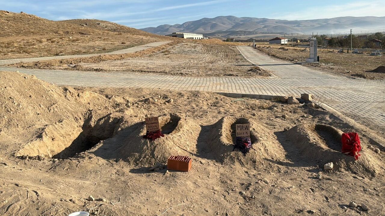 Bir Aile Yok Oldu, Anne Ve Çocuklarının Yanına Baba Için De Mezar Kazıldı (2)