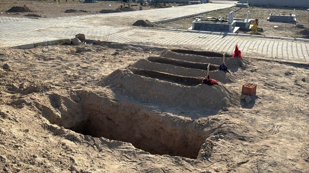 Bir Aile Yok Oldu, Anne Ve Çocuklarının Yanına Baba Için De Mezar Kazıldı (3)