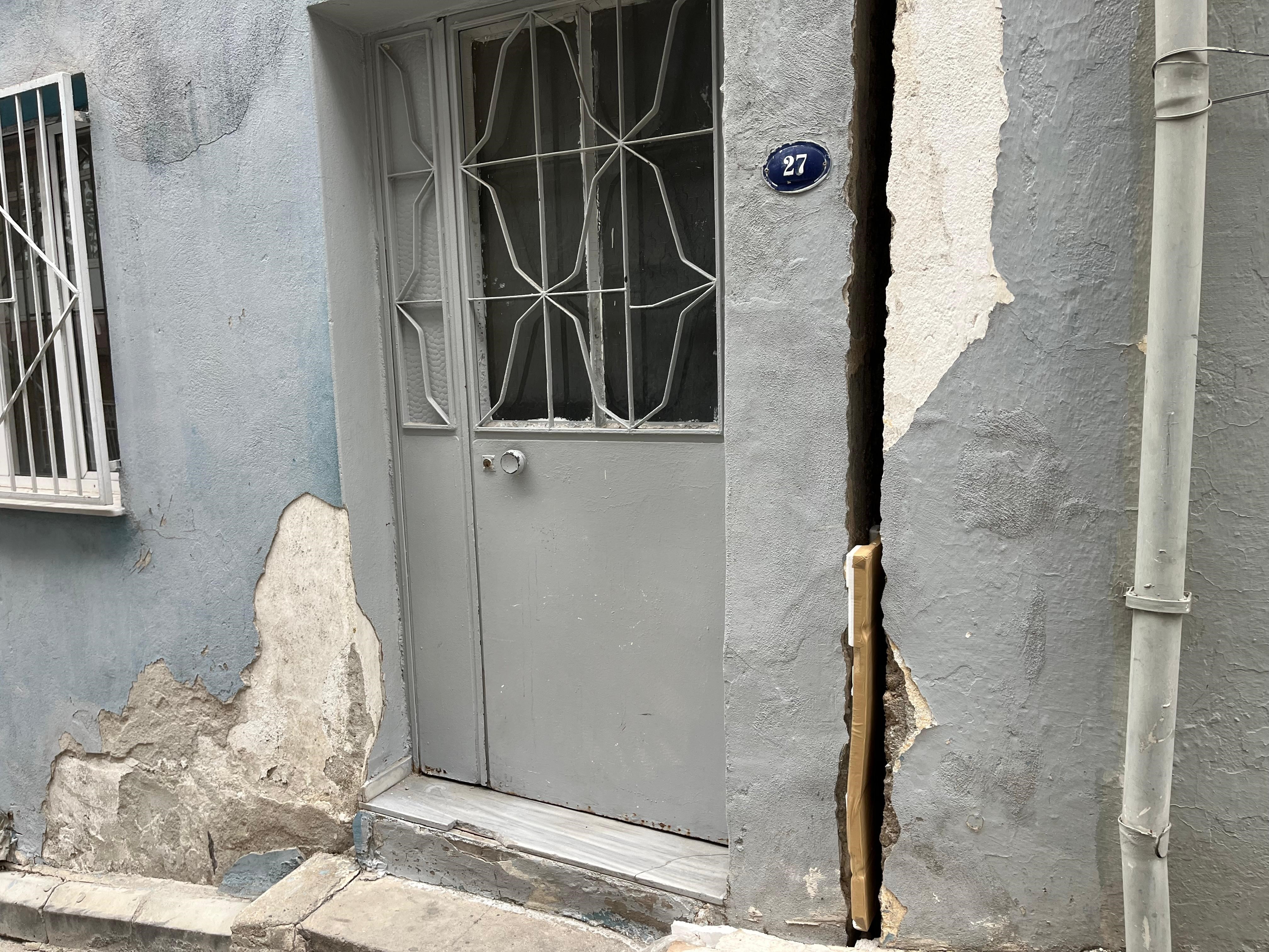 Bir Mahalle Diken Üstünde, Evleri Başına Yıkılacak (15)