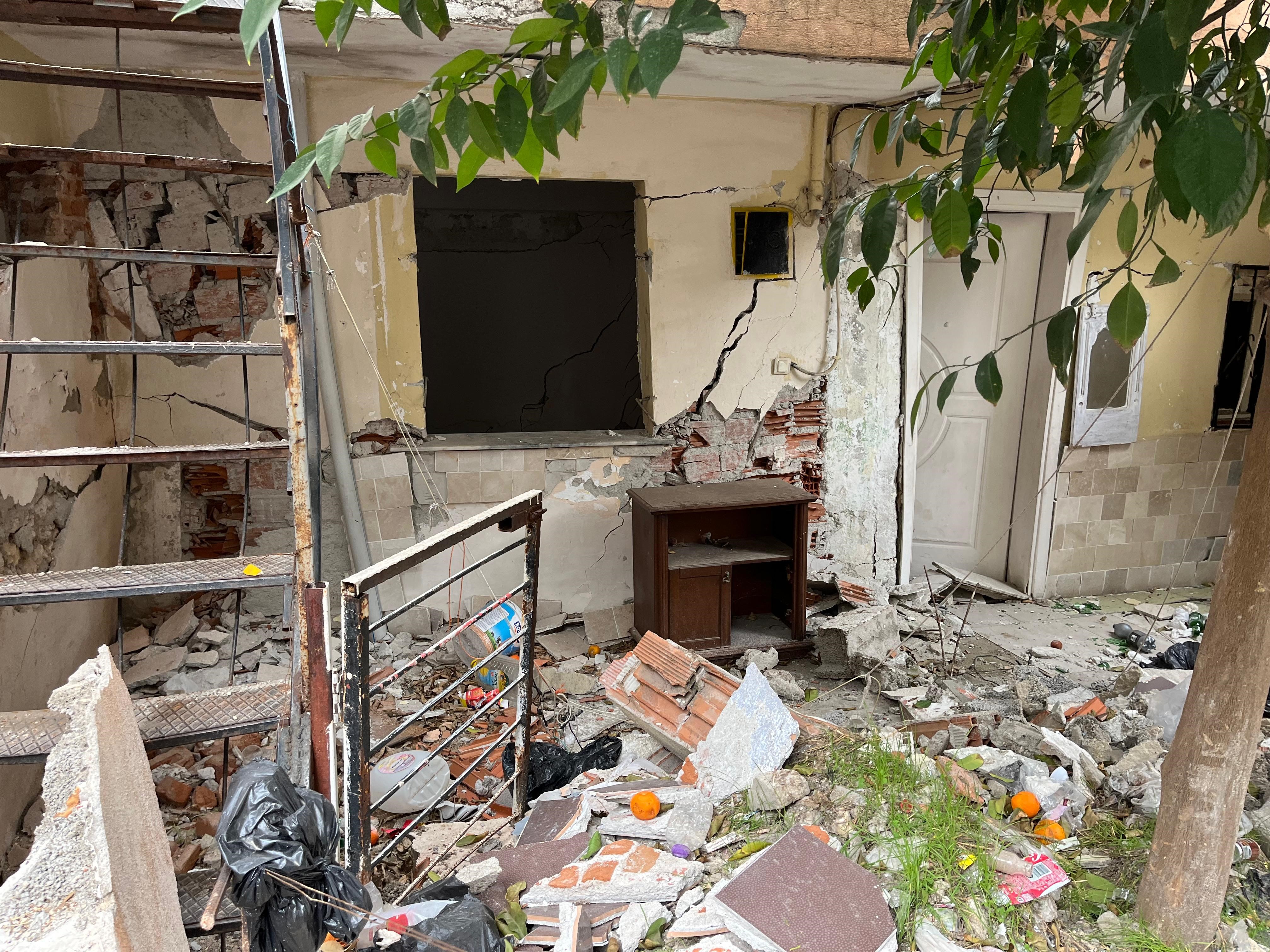 Bir Mahalle Diken Üstünde, Evleri Başına Yıkılacak (6)