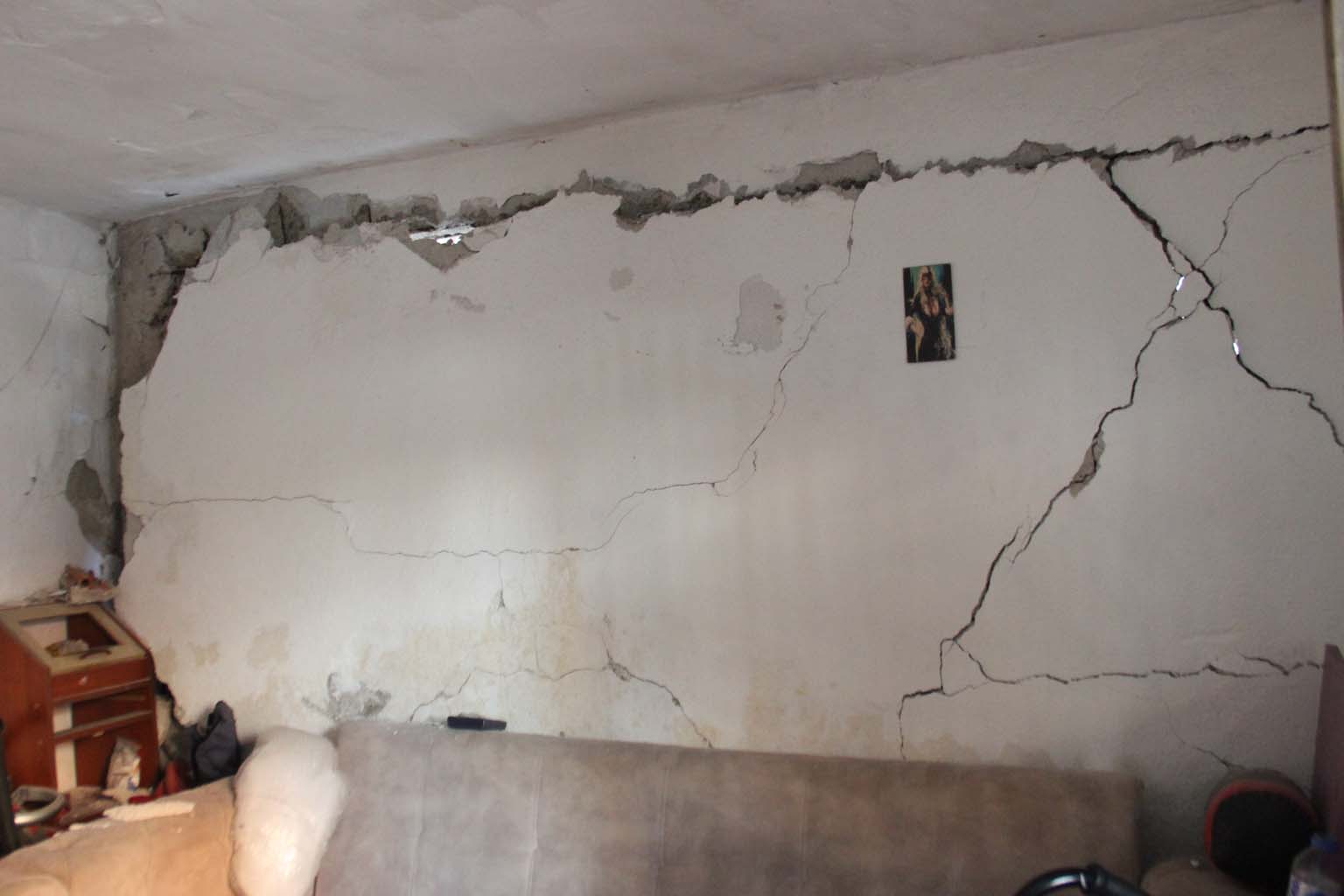 Çatlakların Gölgesinde Bir Yaşam.. Yardım Bekliyorlar (5)