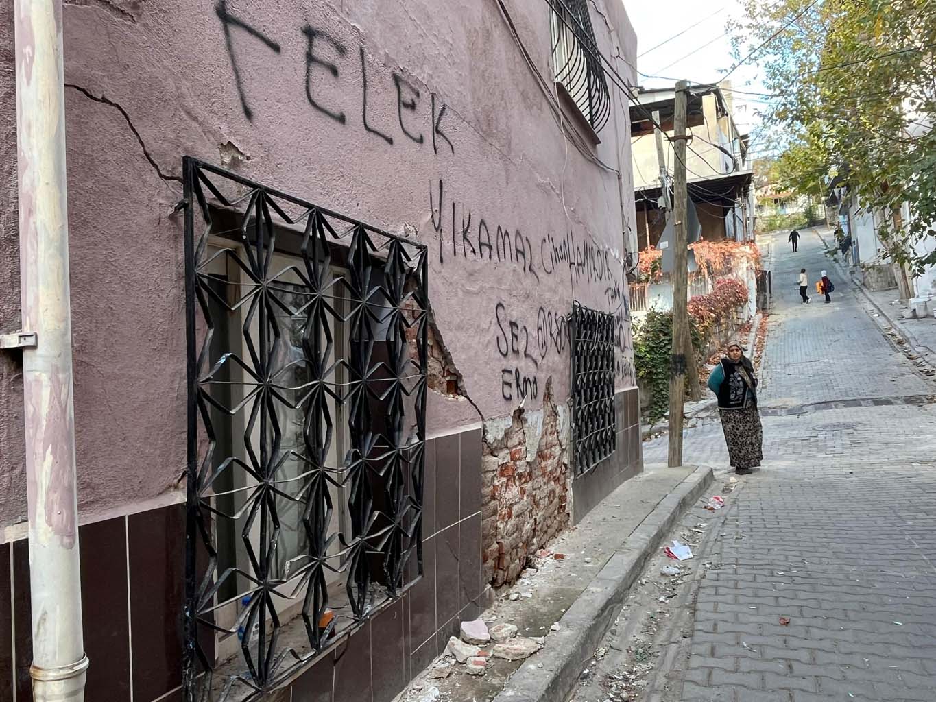 Çatlakların Gölgesinde Bir Yaşam.. Yardım Bekliyorlar (6)