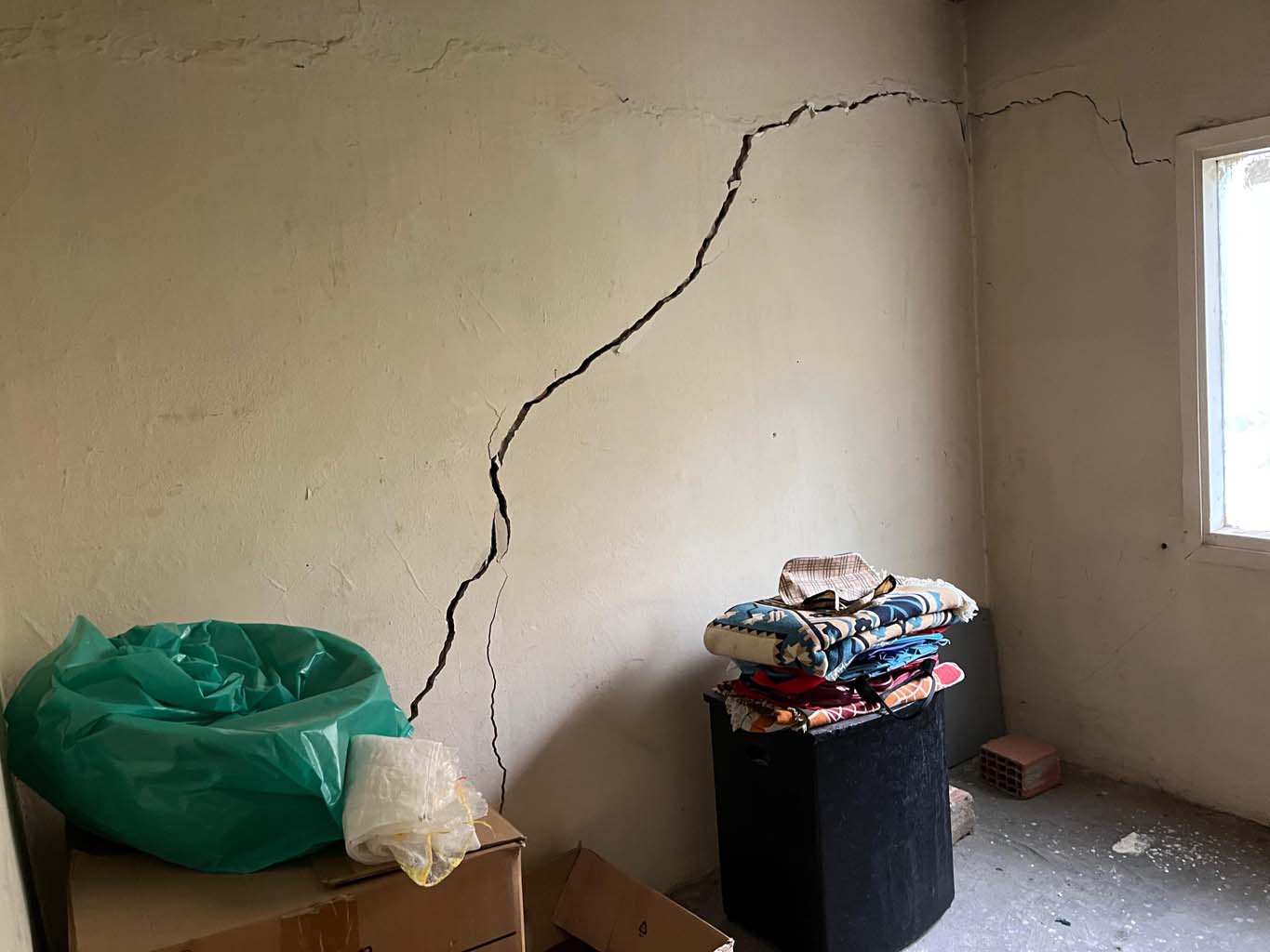 Çatlakların Gölgesinde Bir Yaşam.. Yardım Bekliyorlar (7)