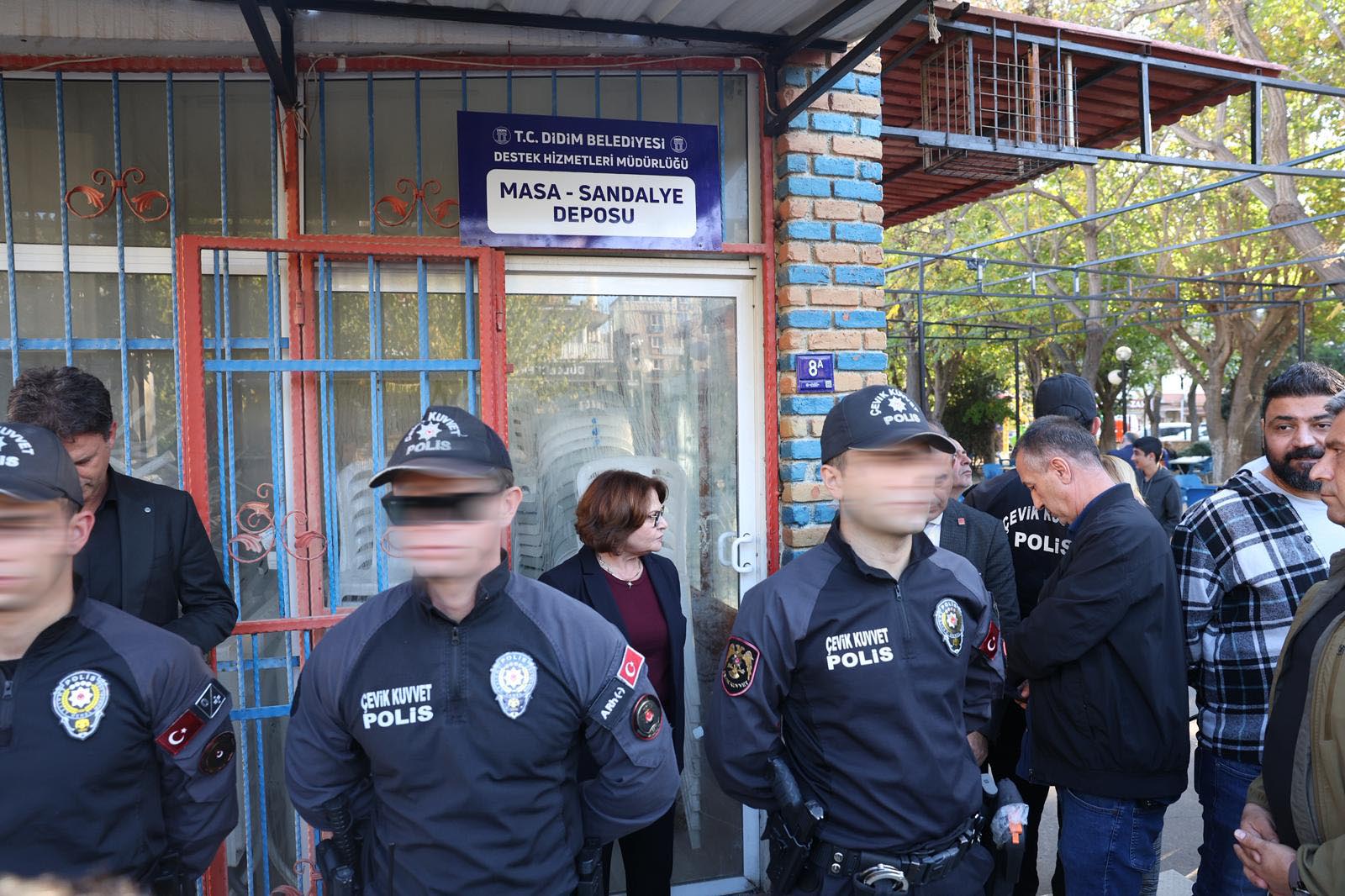 Didim’de Tahliye Gerginliği.. Büyükşehir’in Polis Eşliğinde Tahliye Girişimine Büyük Tepki (2)-1
