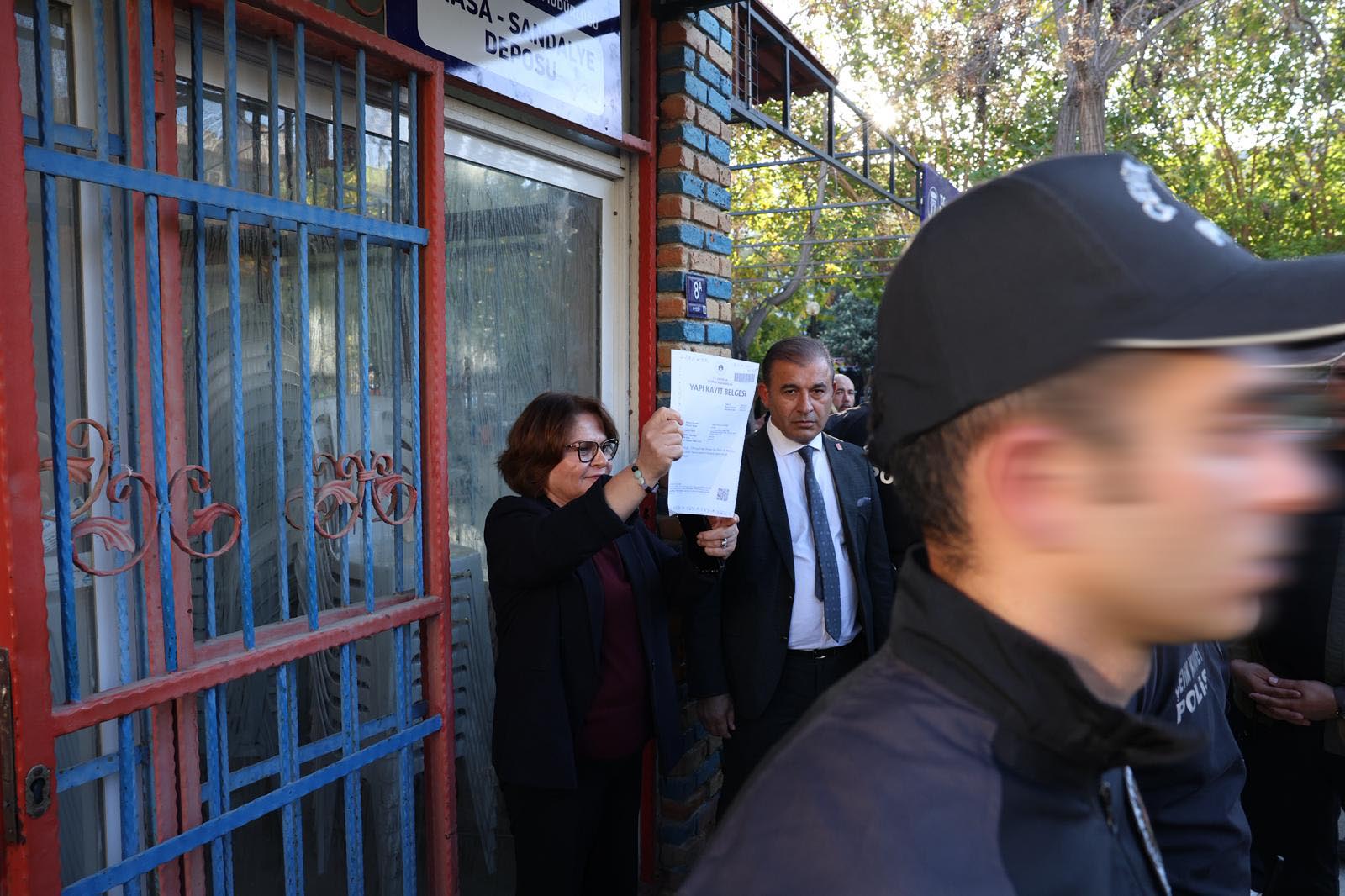 Didim’de Tahliye Gerginliği.. Büyükşehir’in Polis Eşliğinde Tahliye Girişimine Büyük Tepki (3)-1