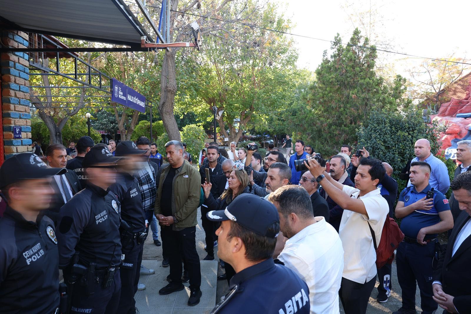 Didim’de Tahliye Gerginliği.. Büyükşehir’in Polis Eşliğinde Tahliye Girişimine Büyük Tepki (4)