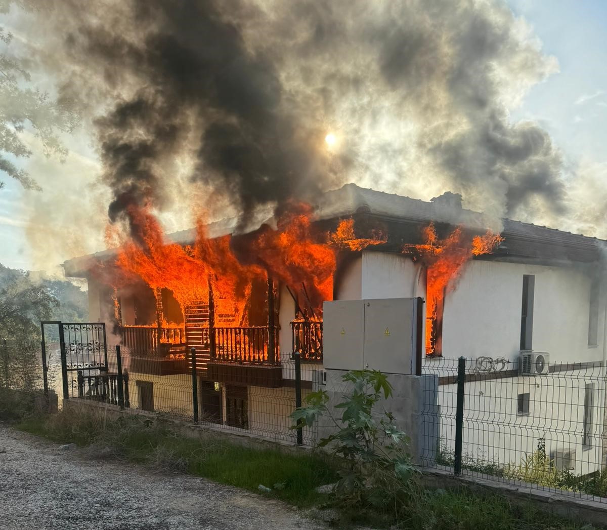 Ekipleri Görünce Evini Ateşe Verdi (2)