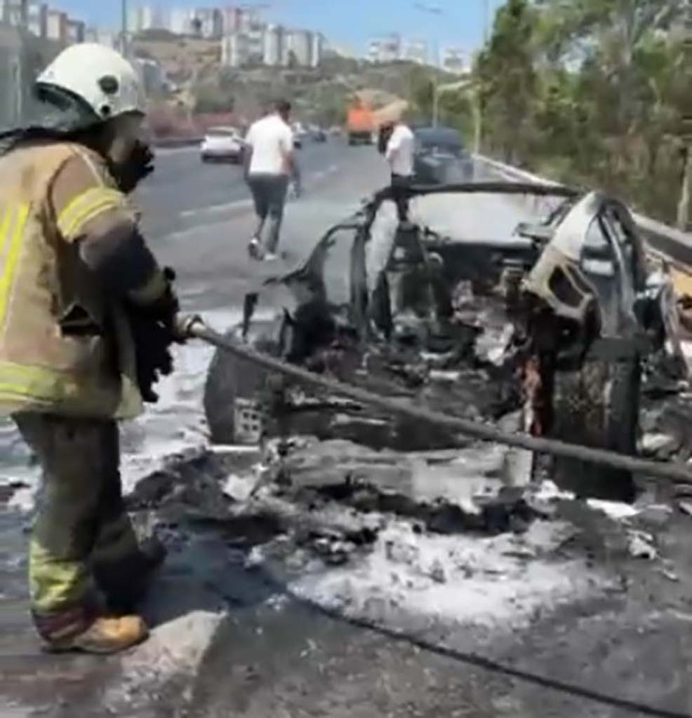 Elektrikli Otomobil Kabusu.. 18 Milyonluk Porsche Alev Aldı, Hem Araba Hem De Içindeki Paralar Küle Döndü (2)-1