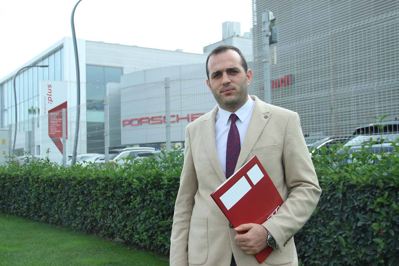 Elektrikli Otomobil Kabusu.. 18 Milyonluk Porsche Alev Aldı, Hem Araba Hem De Içindeki Paralar Küle Döndü (4)