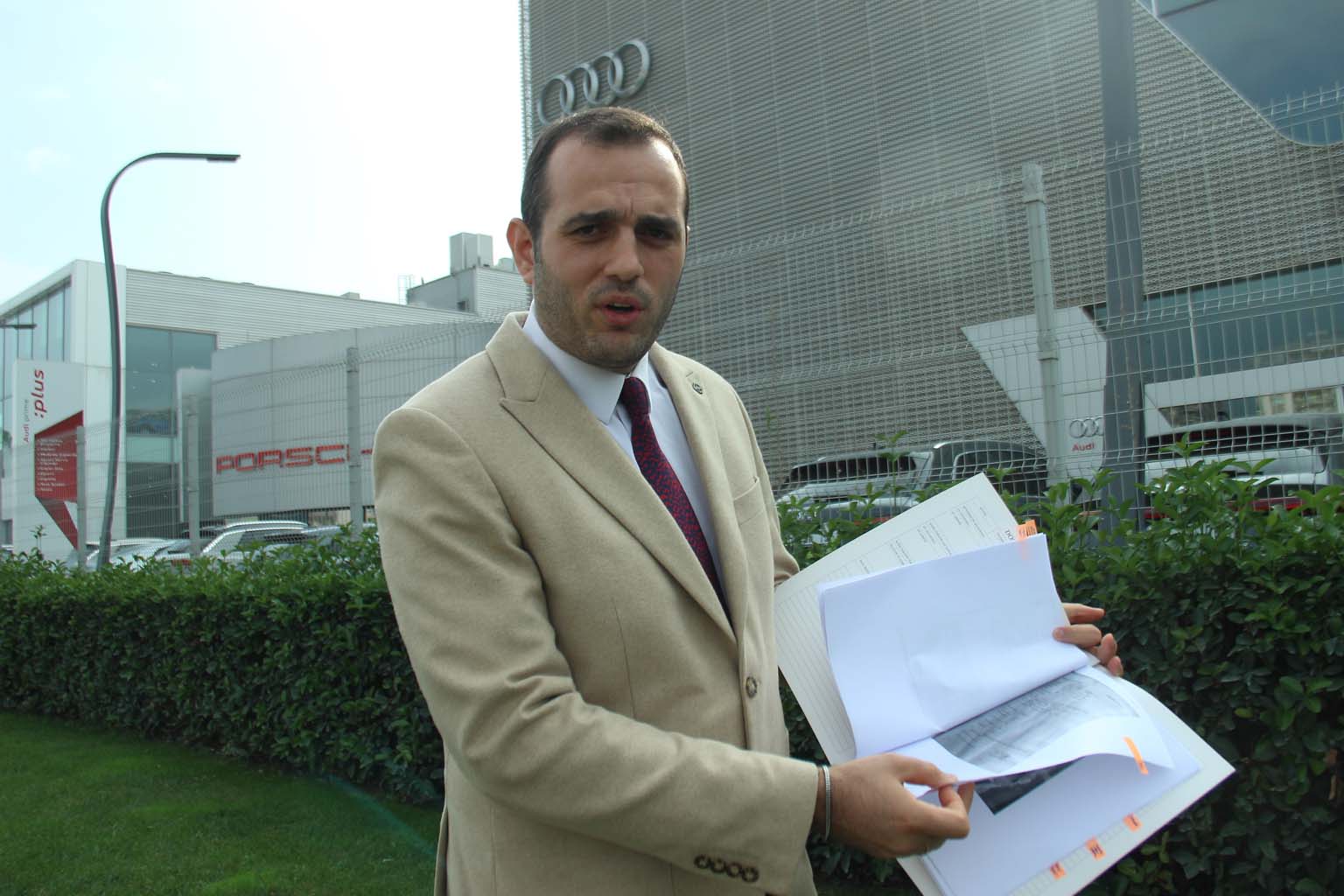 Elektrikli Otomobil Kabusu.. 18 Milyonluk Porsche Alev Aldı, Hem Araba Hem De Içindeki Paralar Küle Döndü (5)