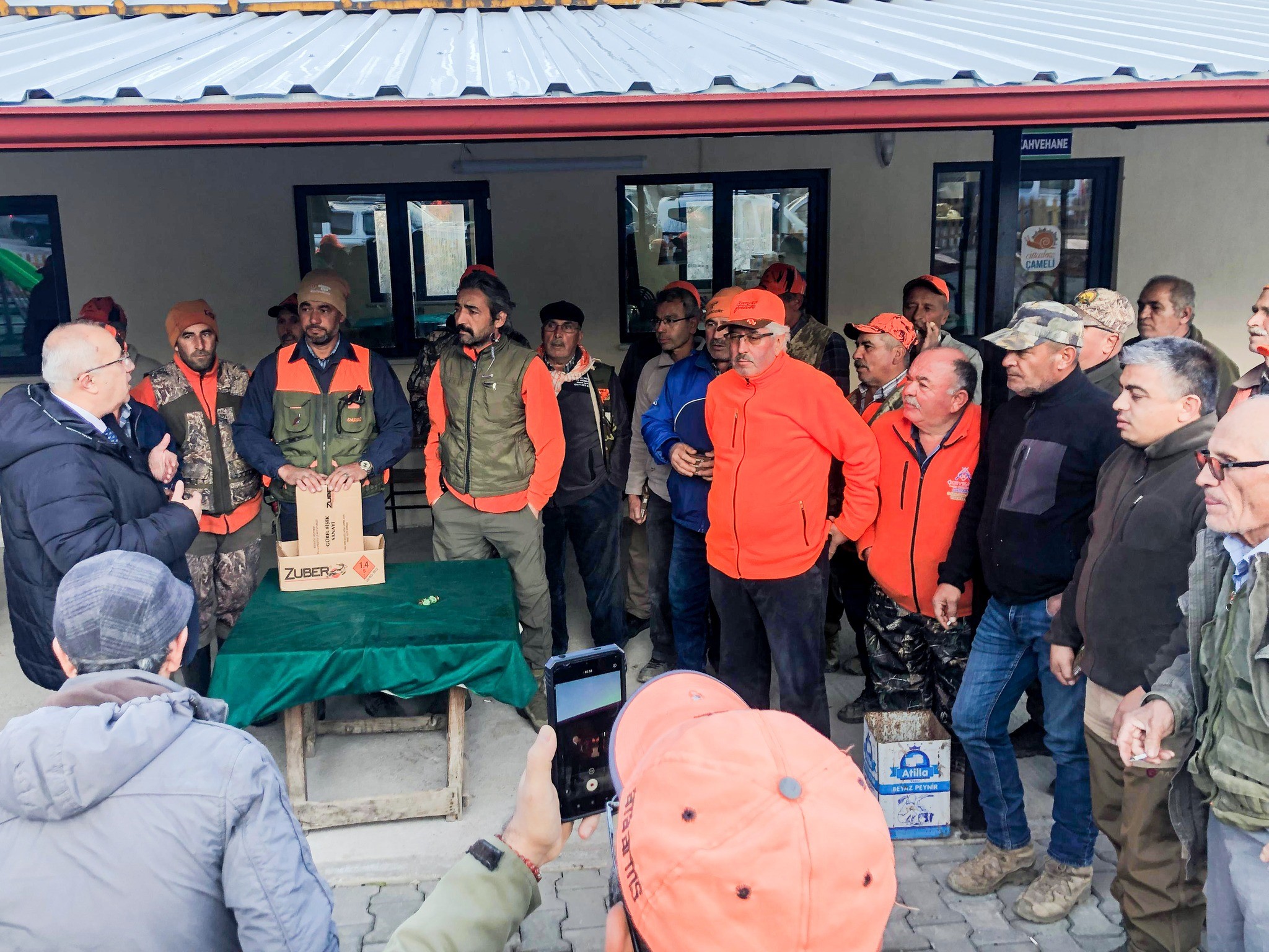 Ellerinde Tüfekle Her Yerde Onu Arıyorlar (2)