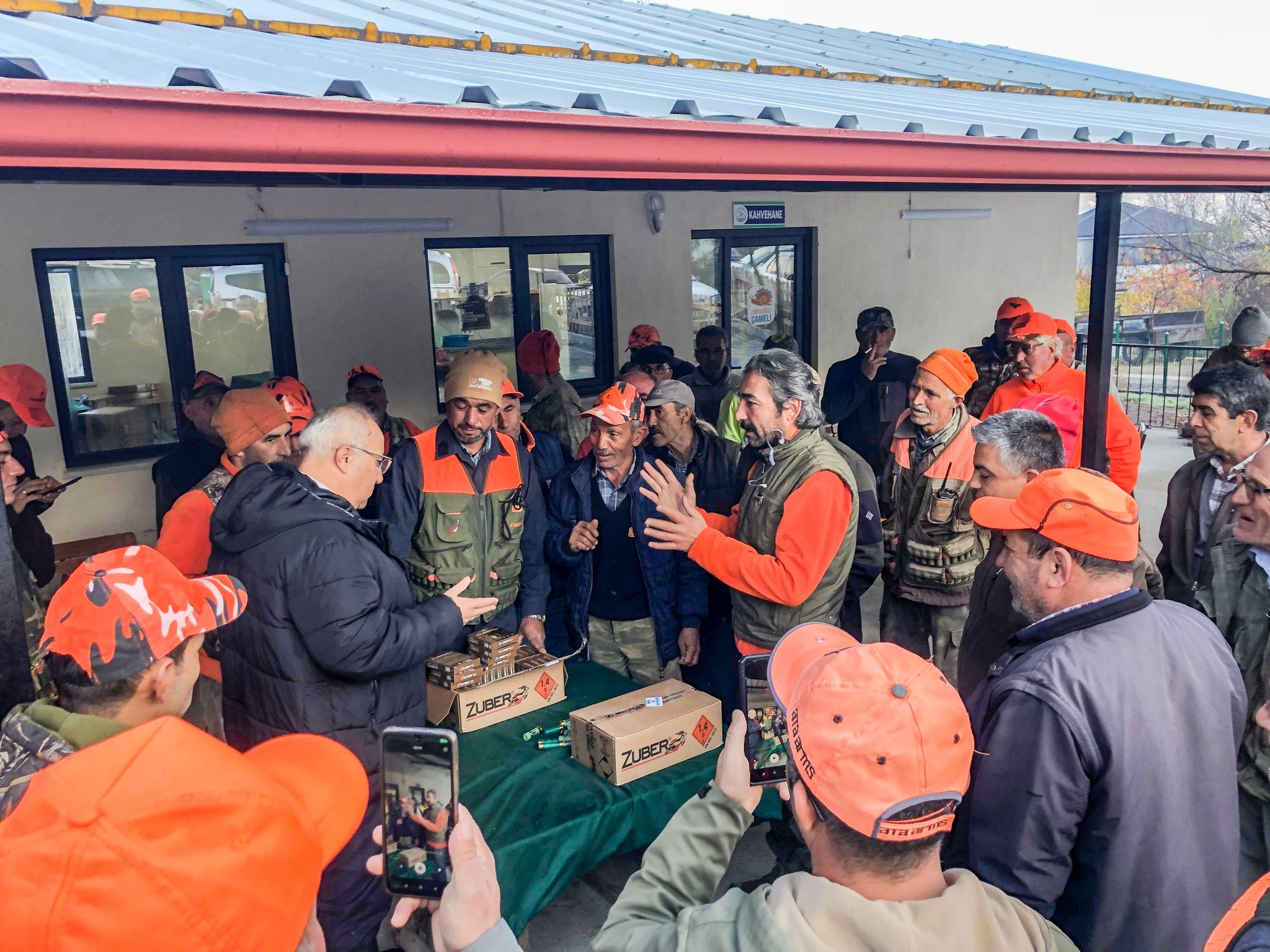 Ellerinde Tüfekle Her Yerde Onu Arıyorlar (3)