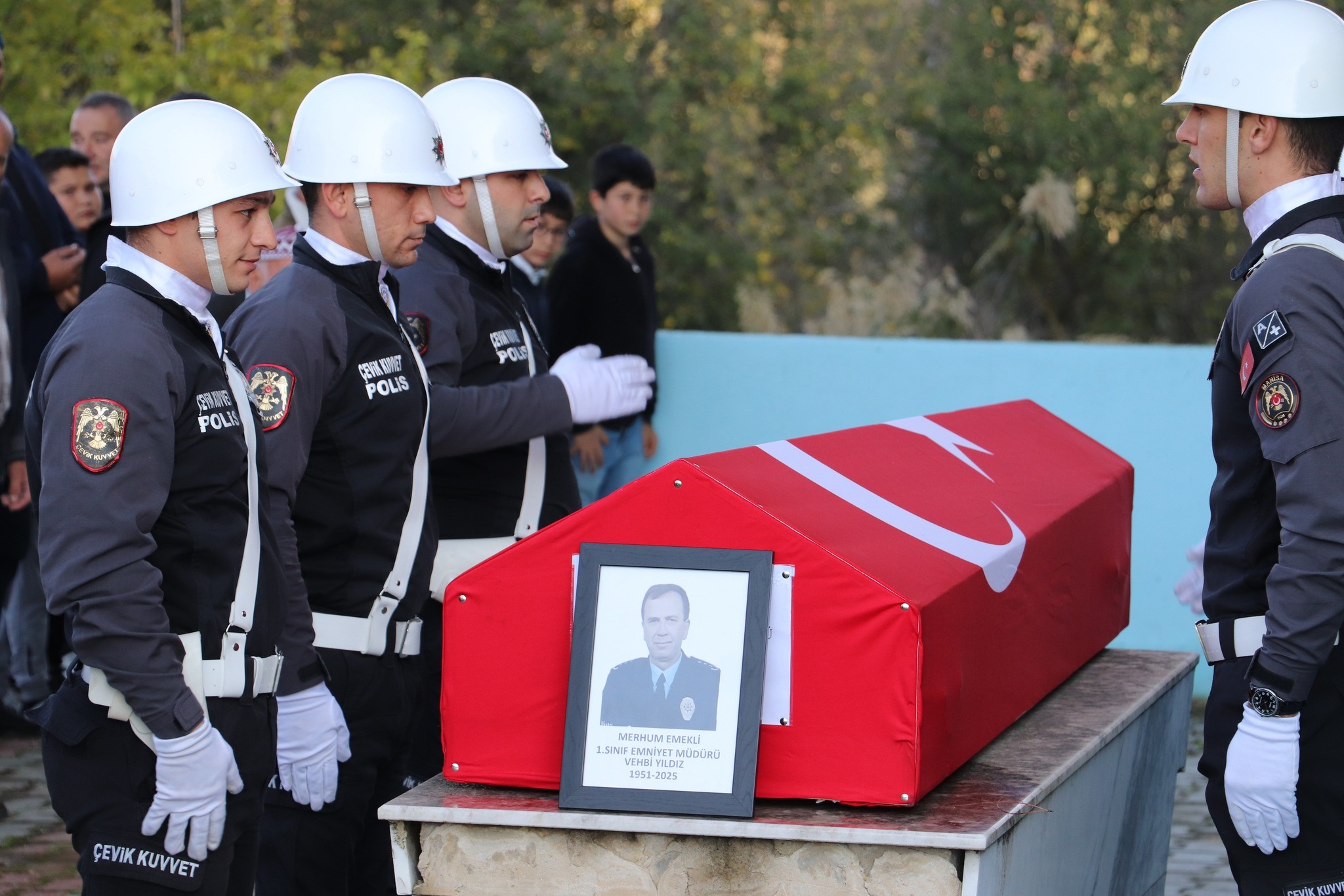 Emniyet Müdürü Gözyaşlarıyla Uğurlandı (2)