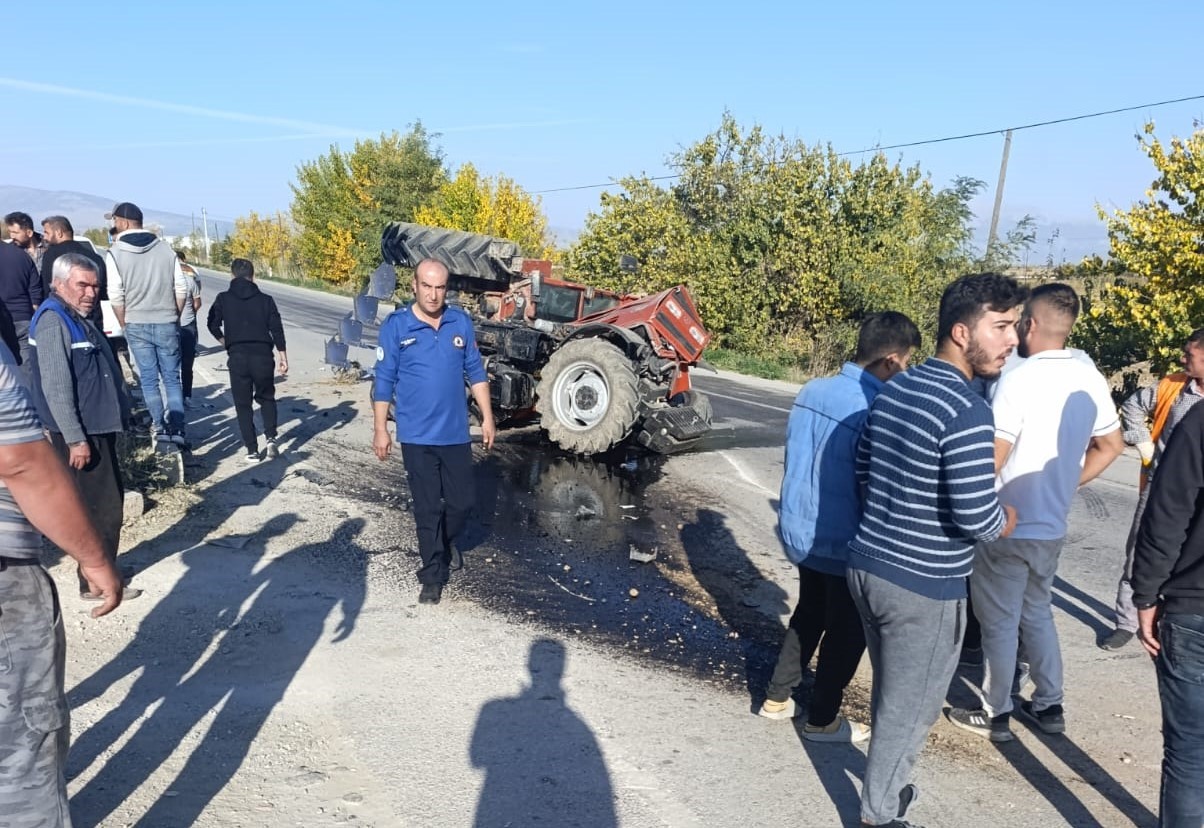 Feci Kazada Traktör Ikiye Bölündü (6)