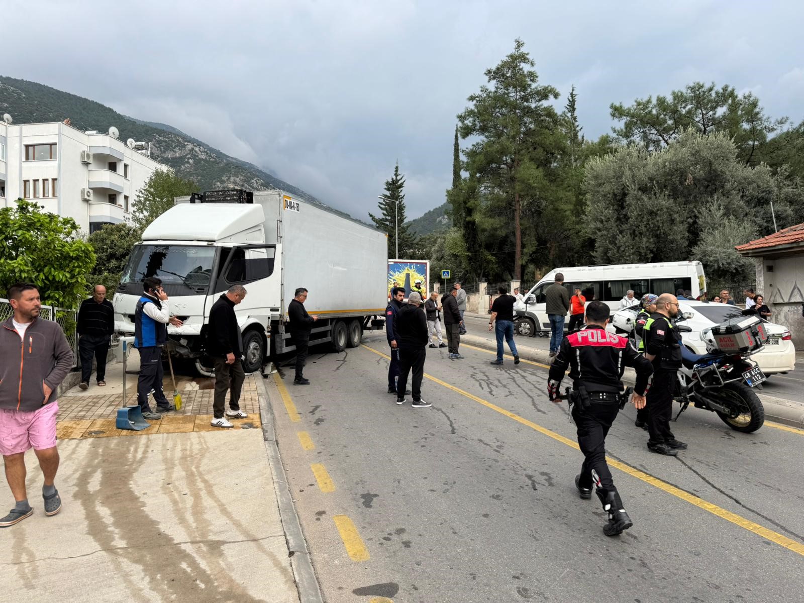 Freni Patlayan Kamyon Öğrenci Servisine Çarptı, 22 Yaralı (2)