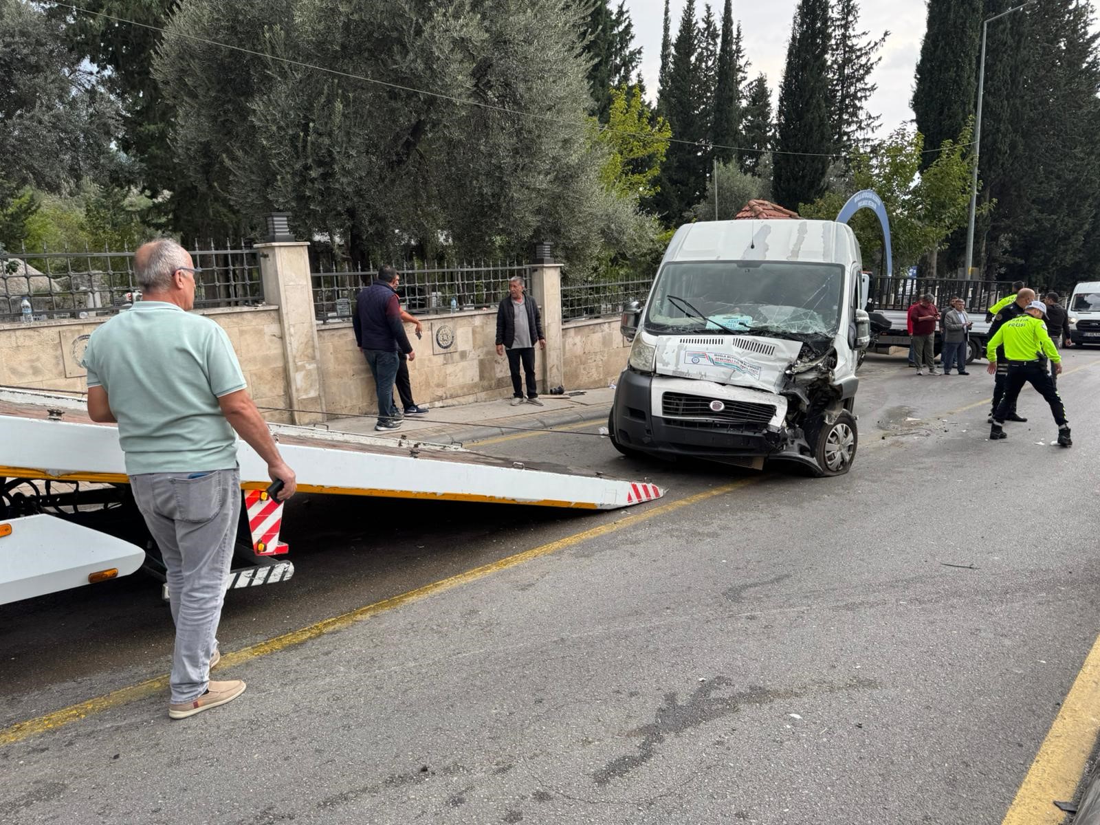 Freni Patlayan Kamyon Öğrenci Servisine Çarptı, 22 Yaralı (4)