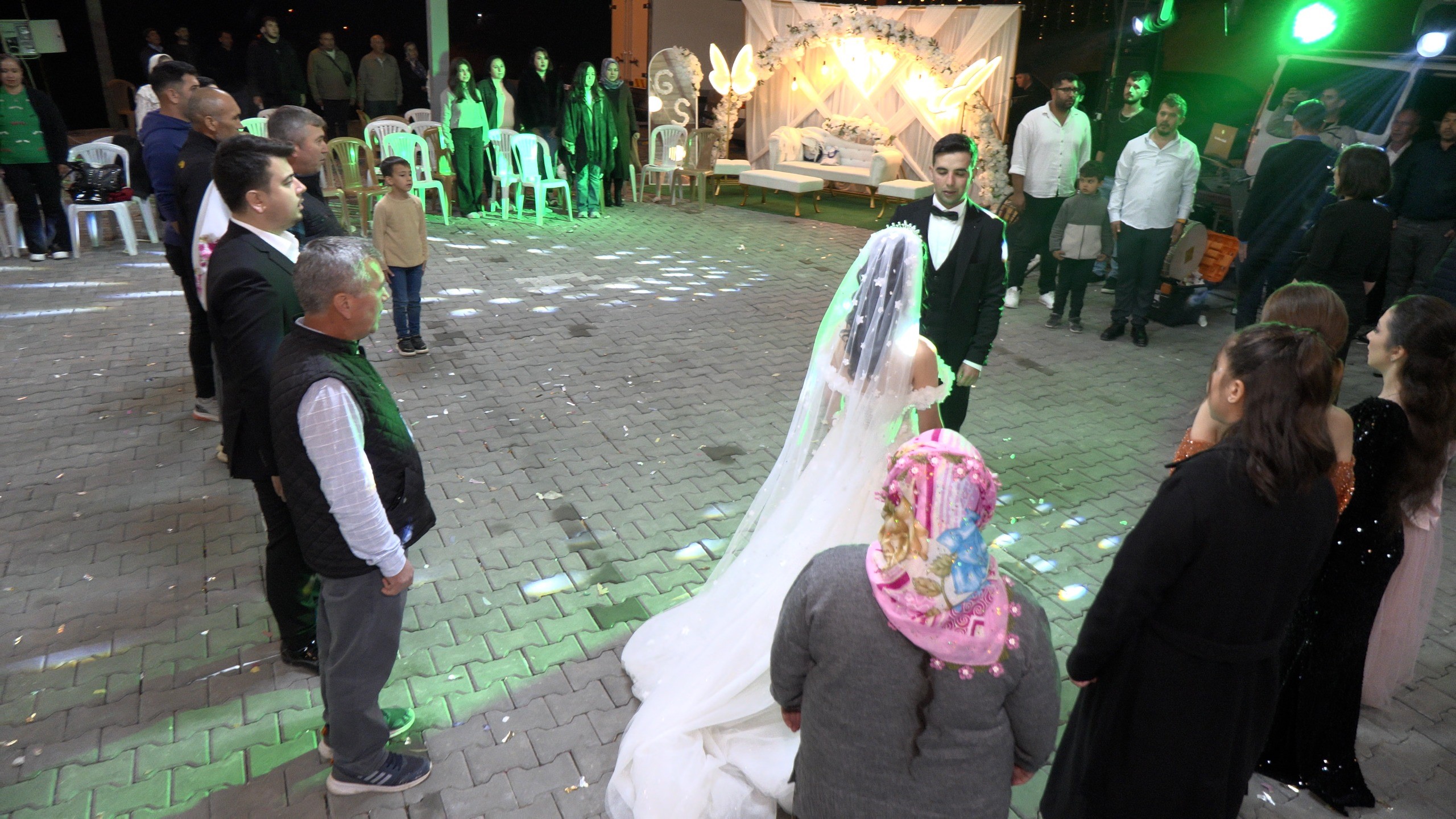 Gelin Damat Düğünü Yarıda Kesip Ata'sını Andı (3)