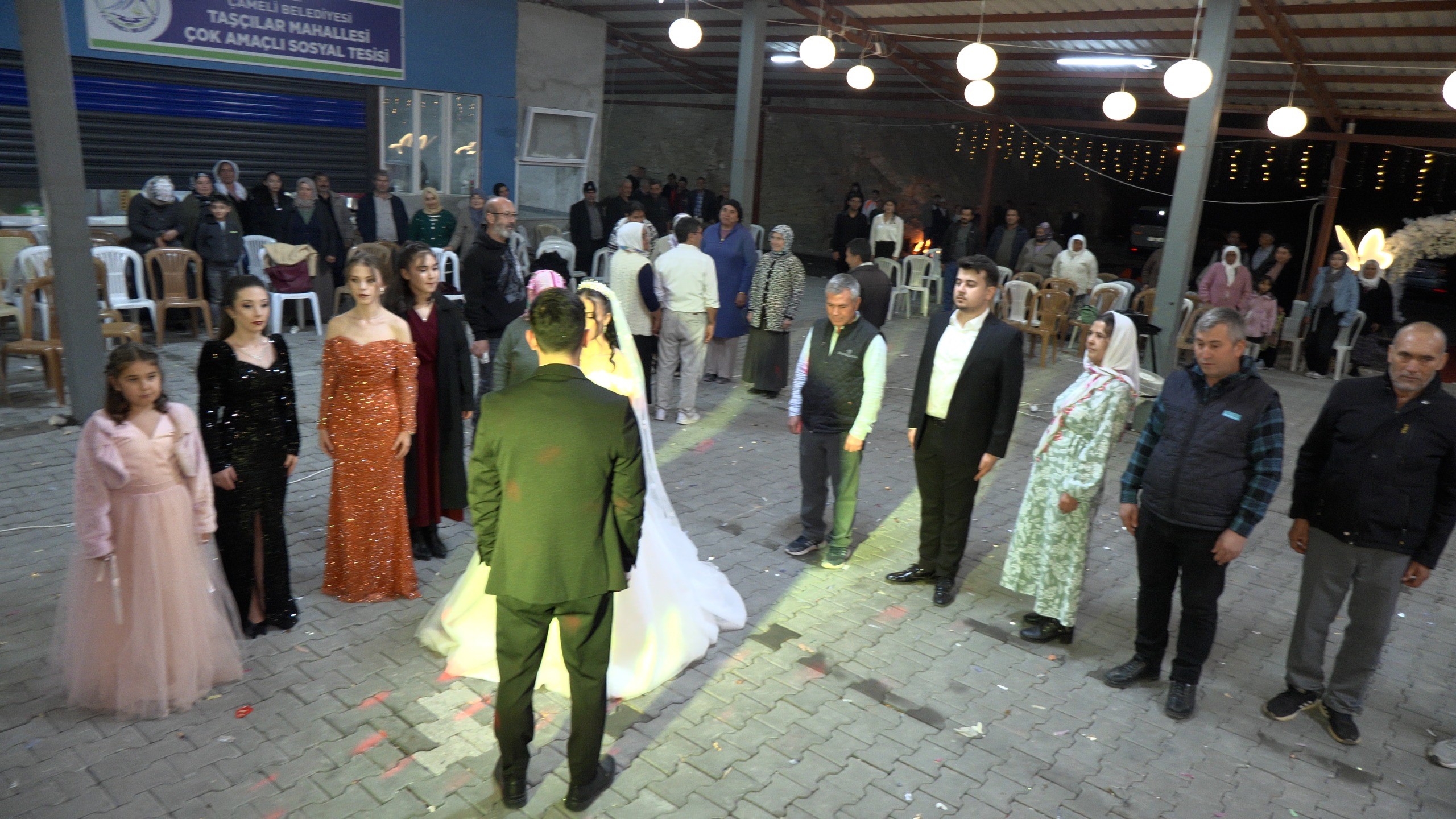 Gelin Damat Düğünü Yarıda Kesip Ata'sını Andı (7)