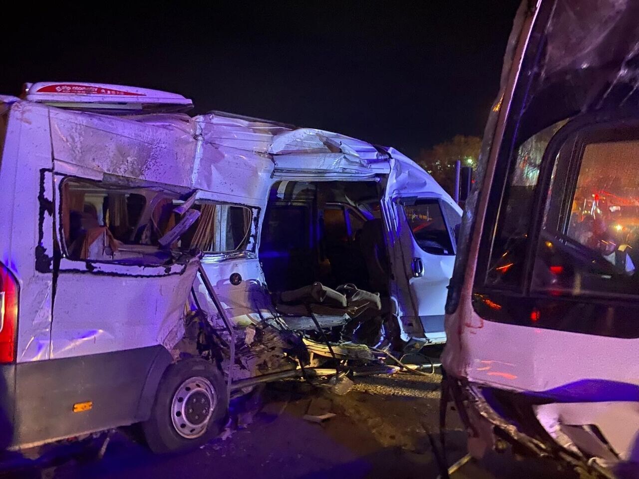 İzmir’in Kemalpaşa Ilçesinde Iki Işçi Servisinin Çarpışması Sonucu Meydana Gelen Kazada Ilk Belirlemelere Göre 15 Kişi Yaralandı (2)
