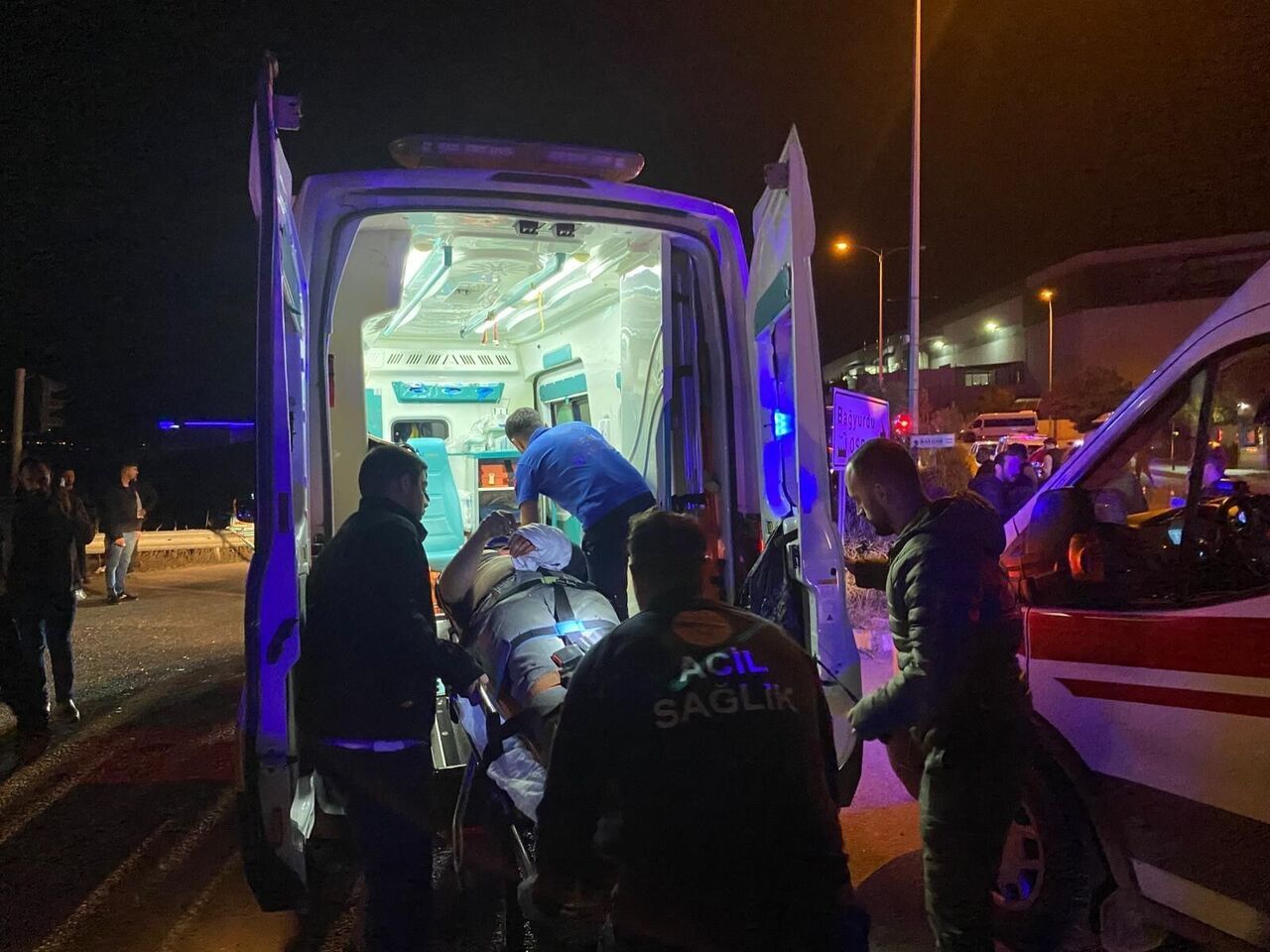 İzmir’in Kemalpaşa Ilçesinde Iki Işçi Servisinin Çarpışması Sonucu Meydana Gelen Kazada Ilk Belirlemelere Göre 15 Kişi Yaralandı (3)