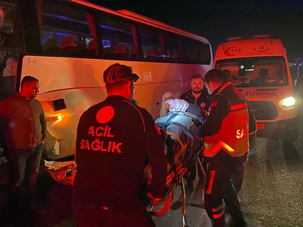 İzmir’in Kemalpaşa Ilçesinde Iki Işçi Servisinin Çarpışması Sonucu Meydana Gelen Kazada Ilk Belirlemelere Göre 15 Kişi Yaralandı (4)