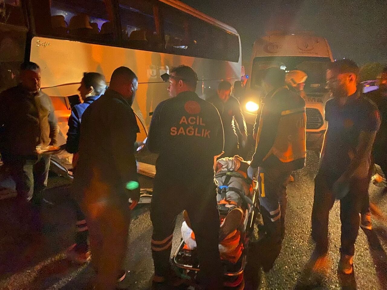İzmir’in Kemalpaşa Ilçesinde Iki Işçi Servisinin Çarpışması Sonucu Meydana Gelen Kazada Ilk Belirlemelere Göre 15 Kişi Yaralandı (5)
