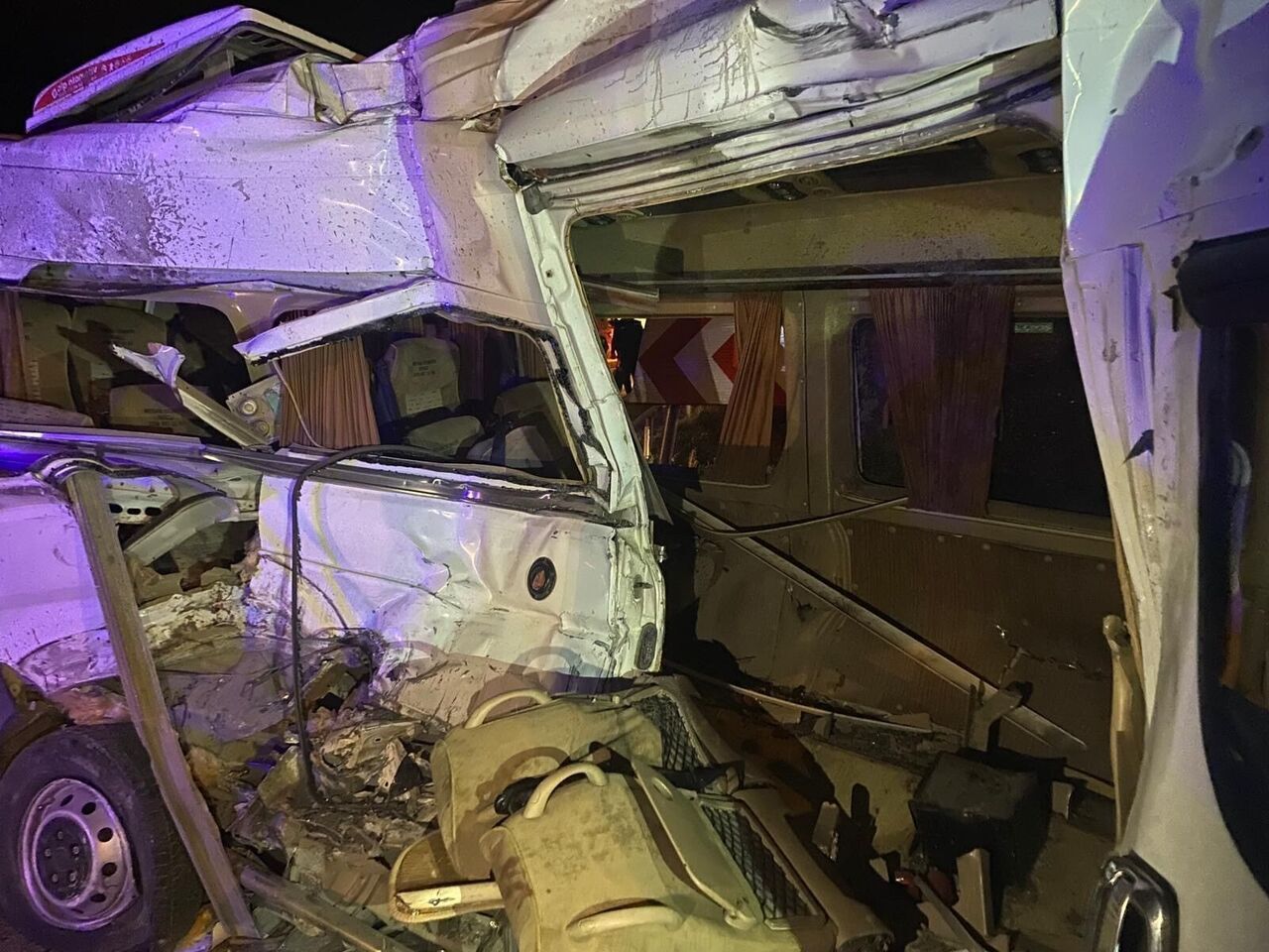 İzmir’in Kemalpaşa Ilçesinde Iki Işçi Servisinin Çarpışması Sonucu Meydana Gelen Kazada Ilk Belirlemelere Göre 15 Kişi Yaralandı (6)