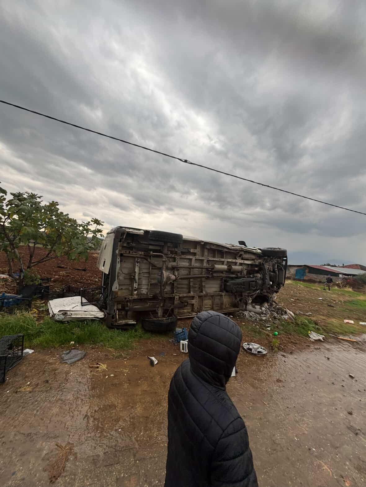 Kamyonet Devrildi, Ölü Ve Yaralı Var (3)