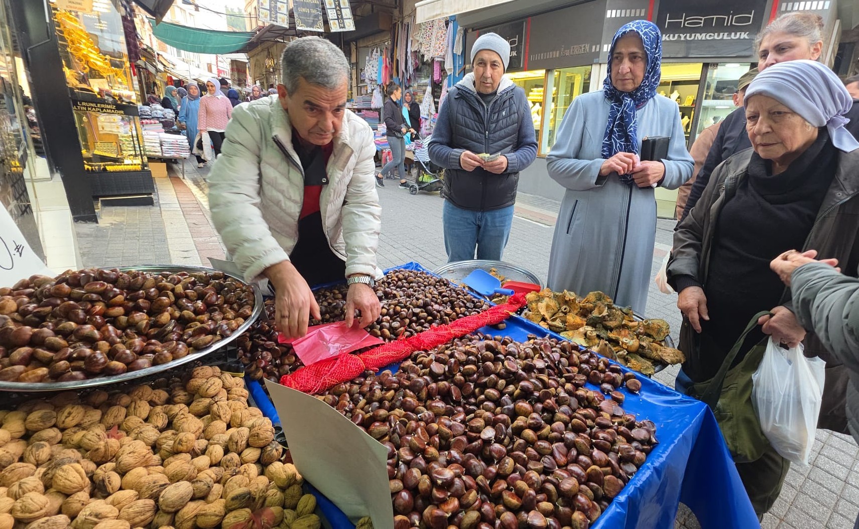 Kış Aylarının Gözdesi Kestane Tezgaha Çıktı, Fiyatı Belli Oldu (4)