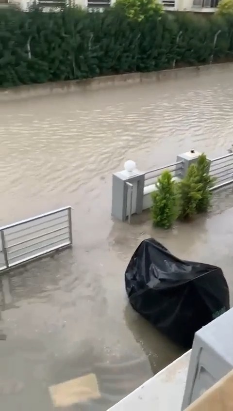 Kuşadası’nda Altyapı Çöktü, Caddeler Göle Döndü (1)