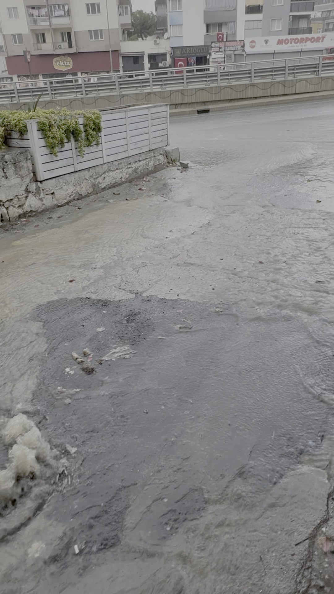 Kuşadası’nda Altyapı Çöktü, Caddeler Göle Döndü (4)