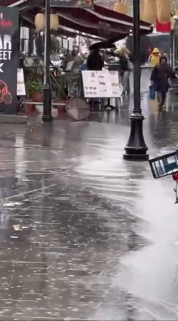 Kuşadası’nda Altyapı Çöktü, Caddeler Göle Döndü (6)