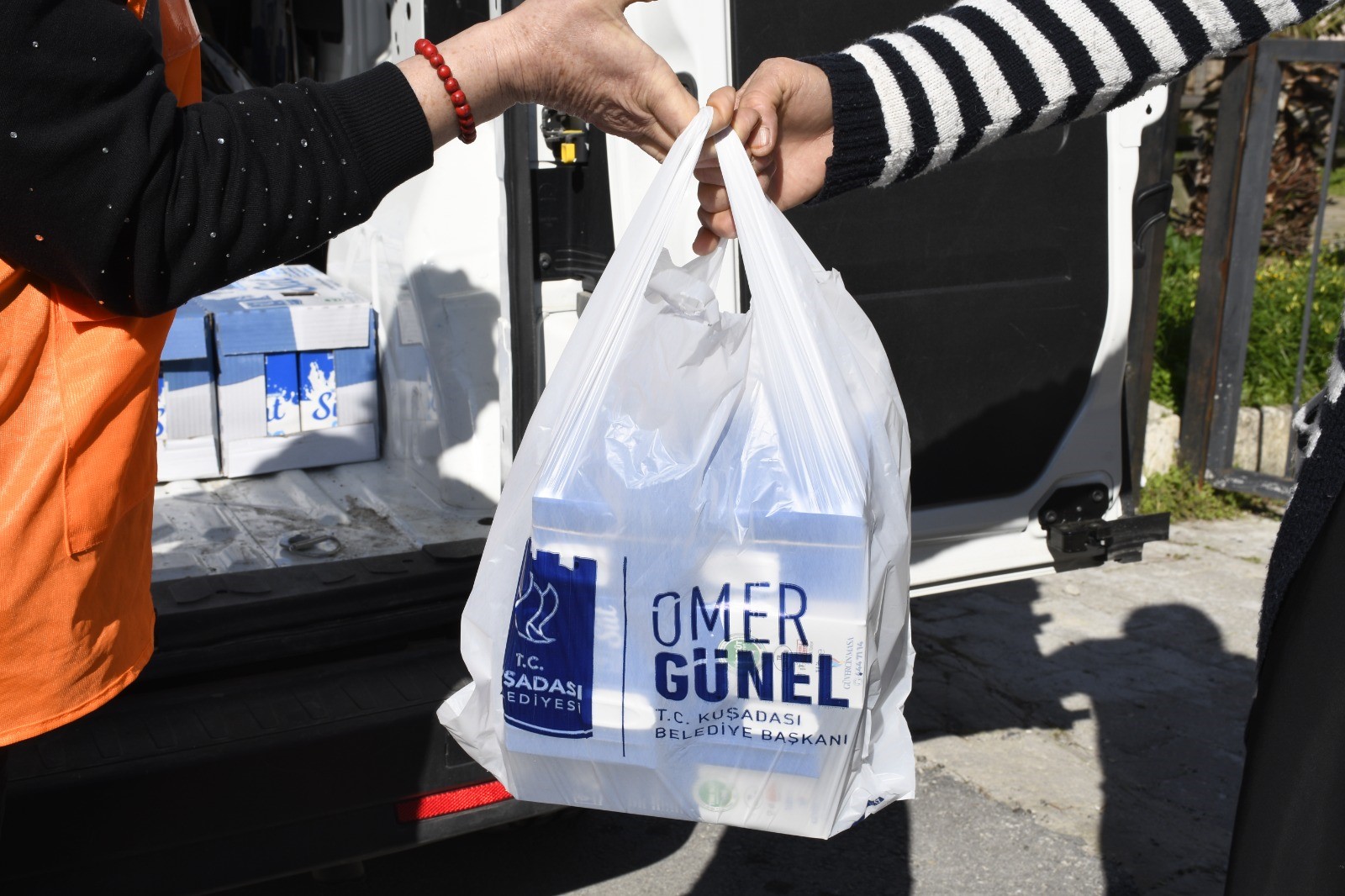 Kuşadası'nda Çocukların Gelişimi Için Periyodik Süt Dağıtımı Devam Ediyor (2)