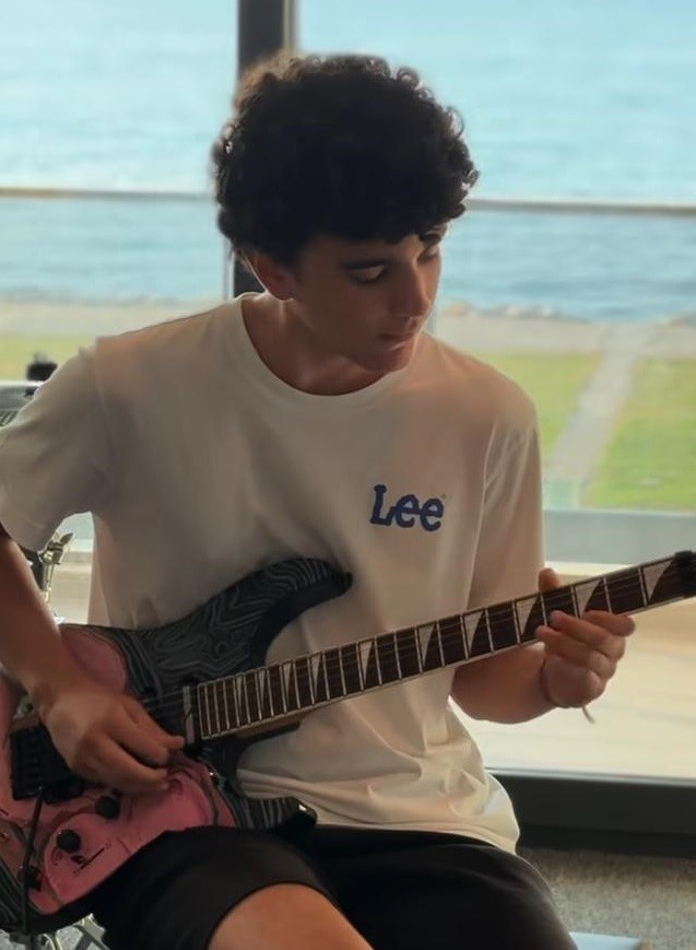 Lise Öğrencisinden Geriye Gitar Çaldığı Görüntüleri Kaldı (3)