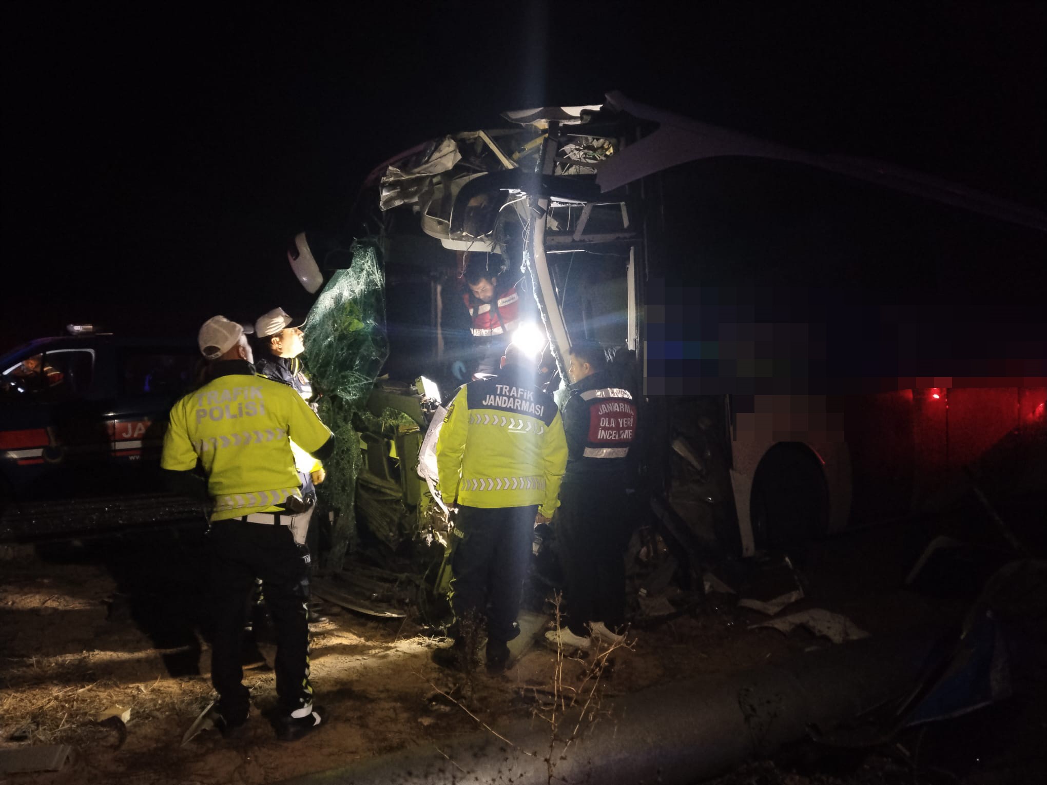 Minibüs Yolcu Otobüsüyle Çarpıştı.. 1 Ölü, 13 Yaralı (7)