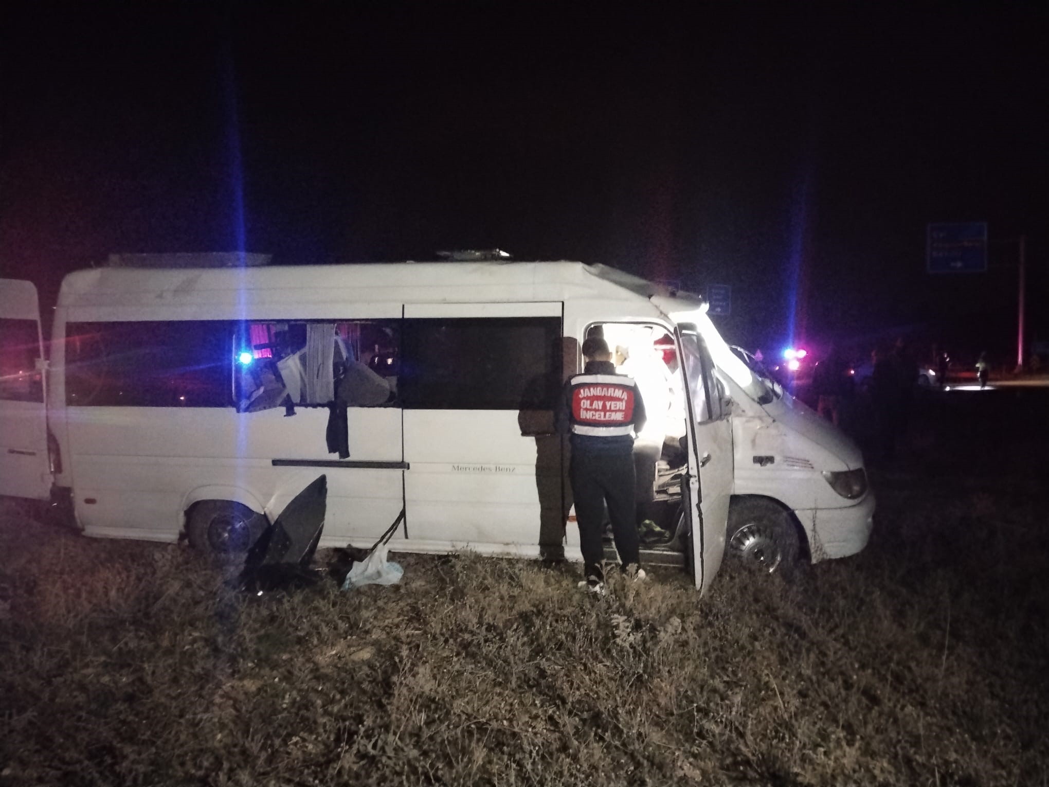 Minibüs Yolcu Otobüsüyle Çarpıştı.. 1 Ölü, 13 Yaralı (8)