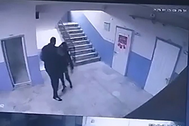 Okul Müdürü Otizmli Öğrenciyi Merdivenlerden Itti (2)