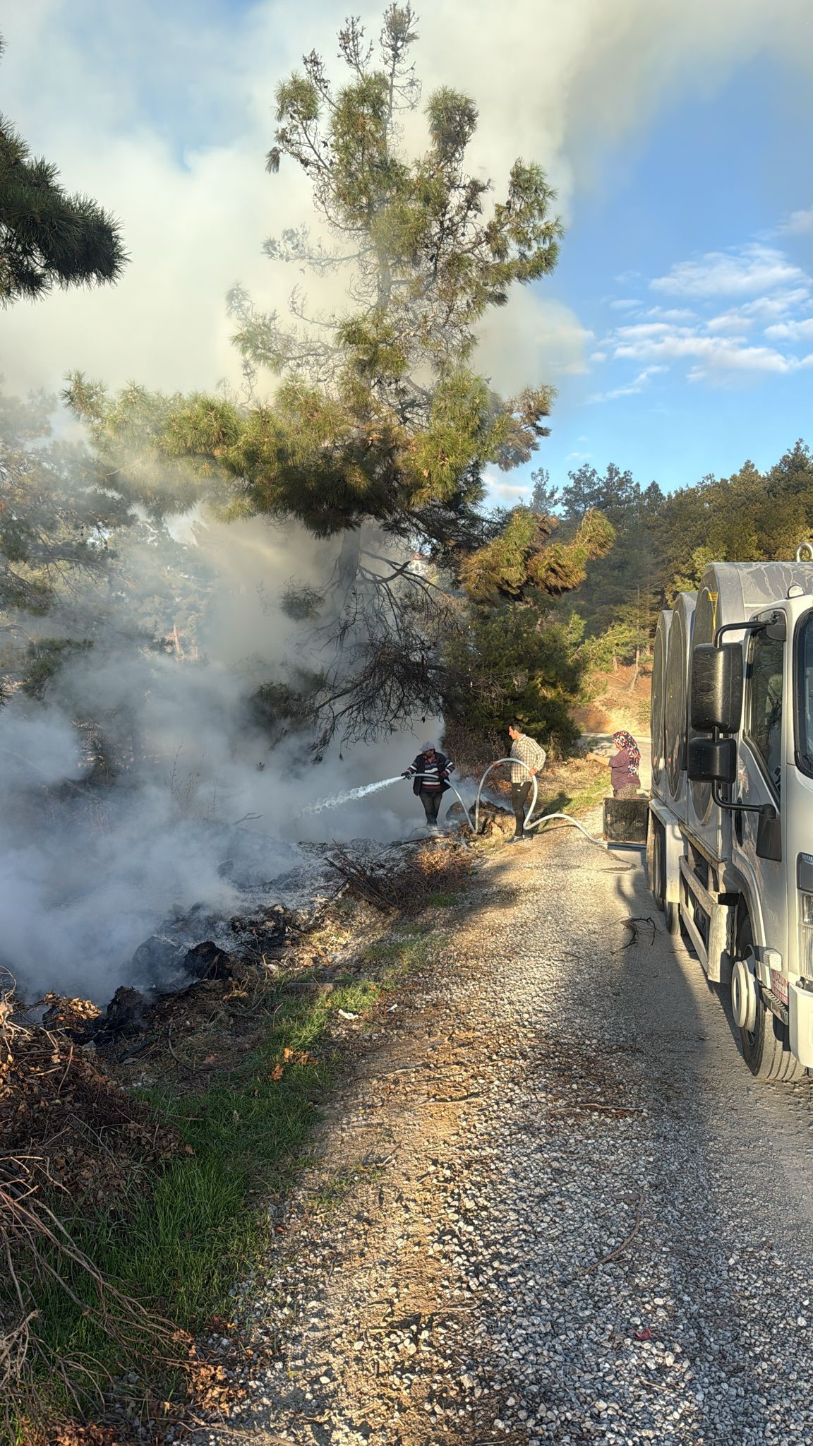 Orman Yangınında Alevlere Sütle Müdahale Etti (4)