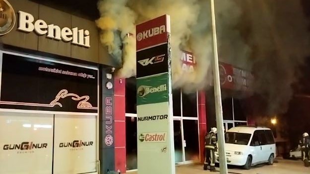 Oto Galeri Kundaklandı, 5 Araç Küle Döndü (2)