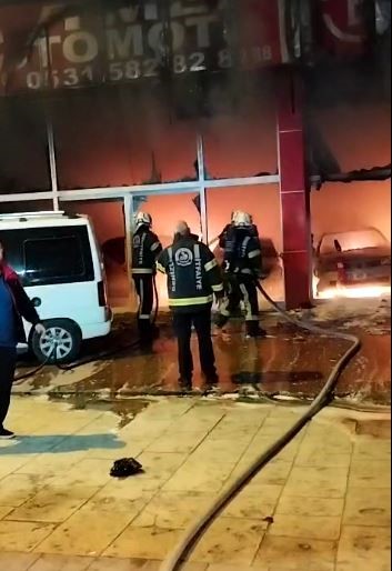 Oto Galeri Kundaklandı, 5 Araç Küle Döndü (3)
