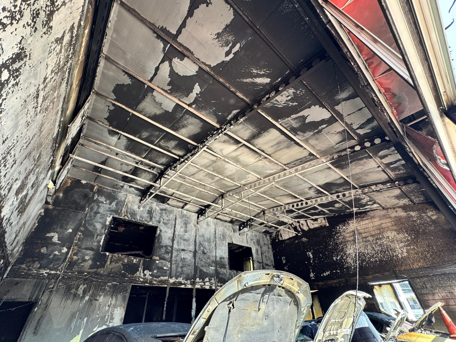 Oto Galeri Kundaklandı, 5 Araç Küle Döndü (5)