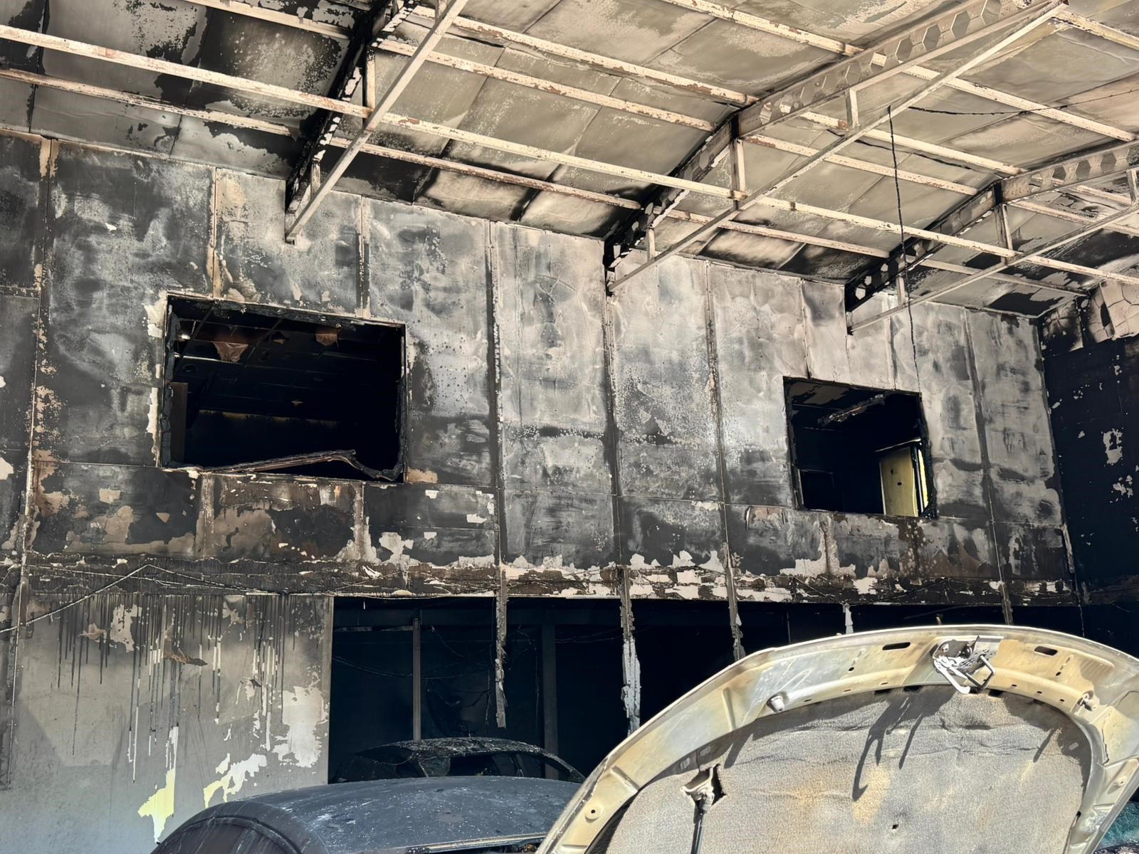 Oto Galeri Kundaklandı, 5 Araç Küle Döndü (6)