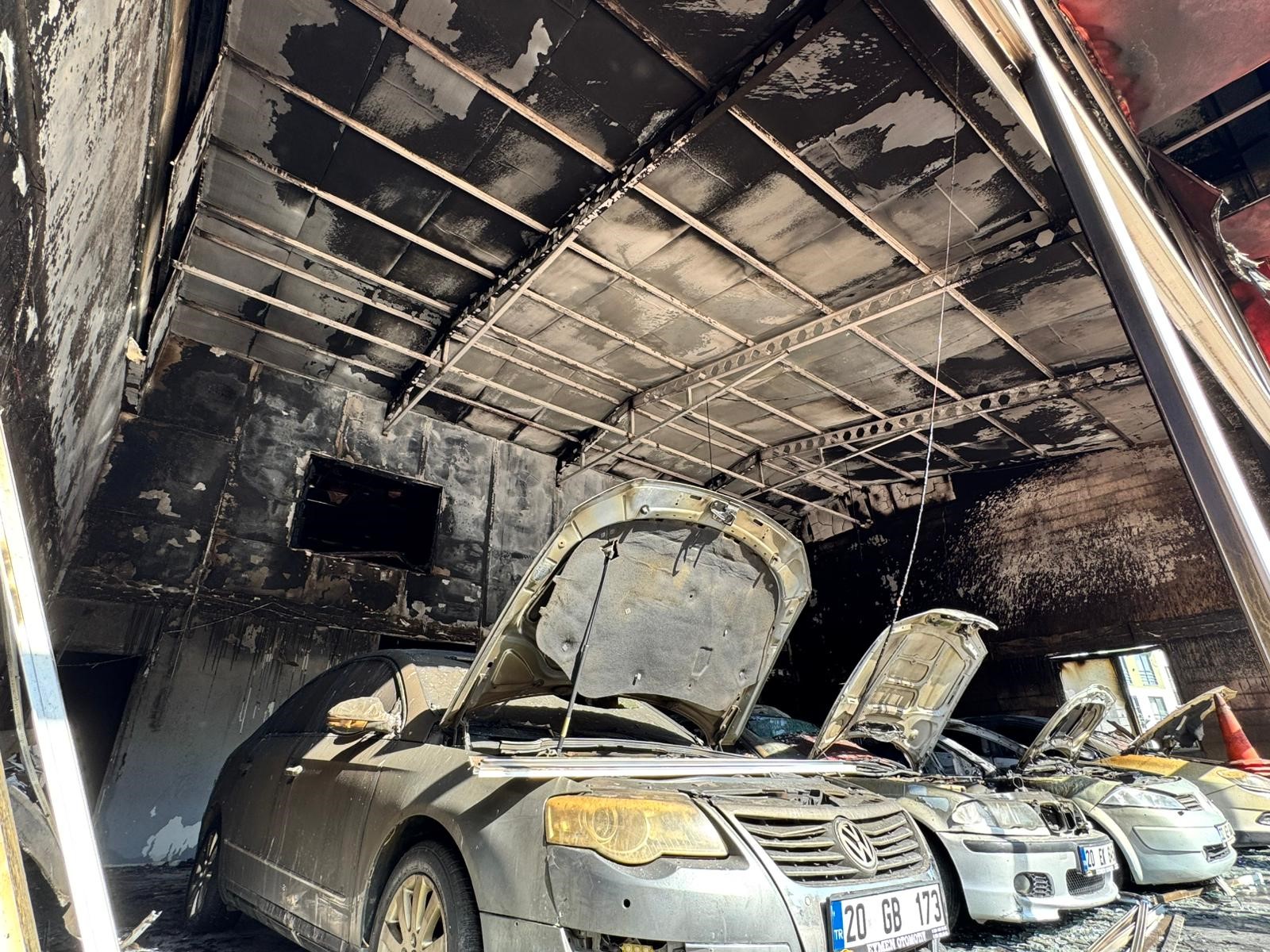 Oto Galeri Kundaklandı, 5 Araç Küle Döndü (7)