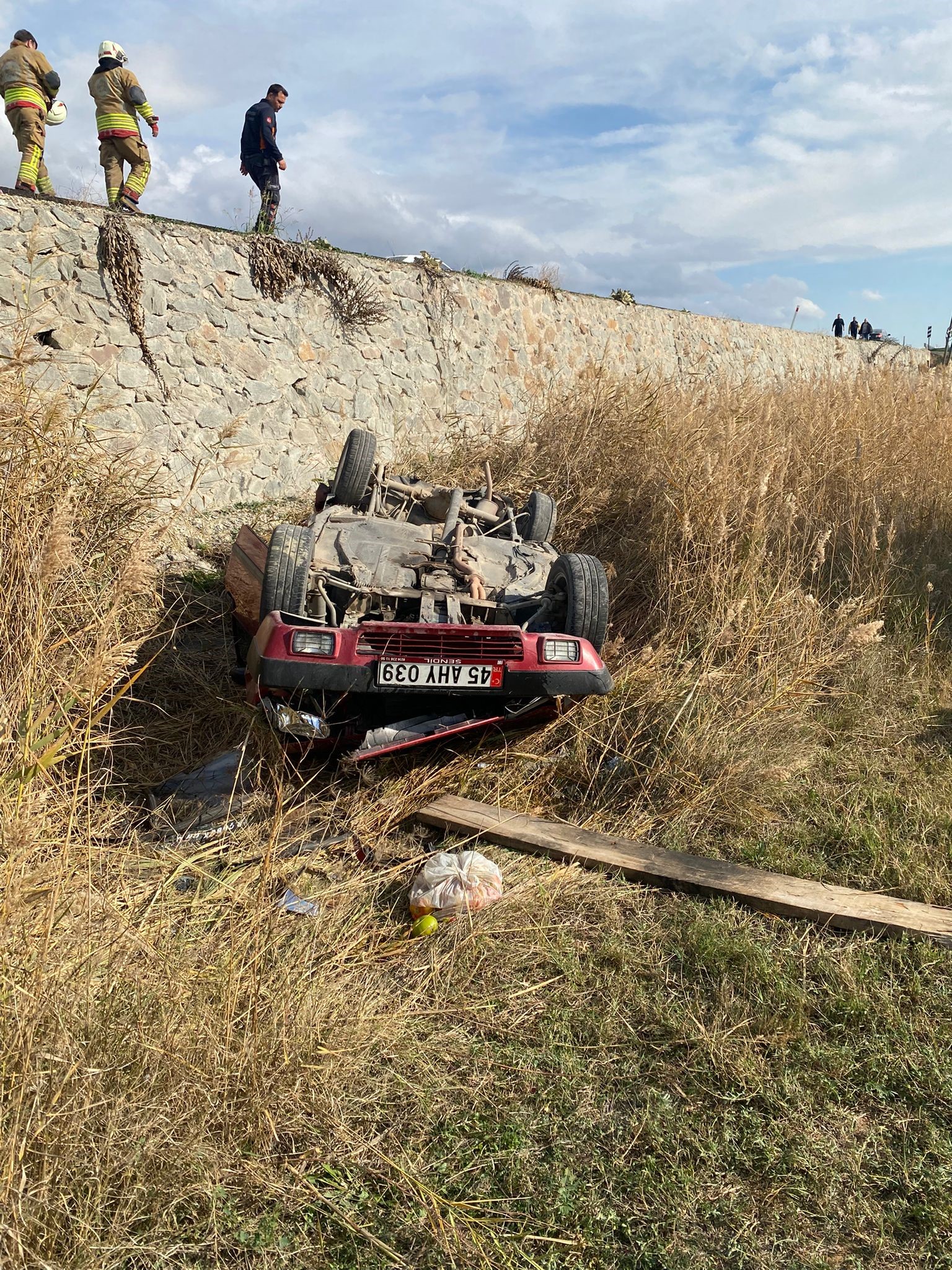 Otomobil Tarlaya Uçtu.. 1’I Bebek 5 Yaralı (3)